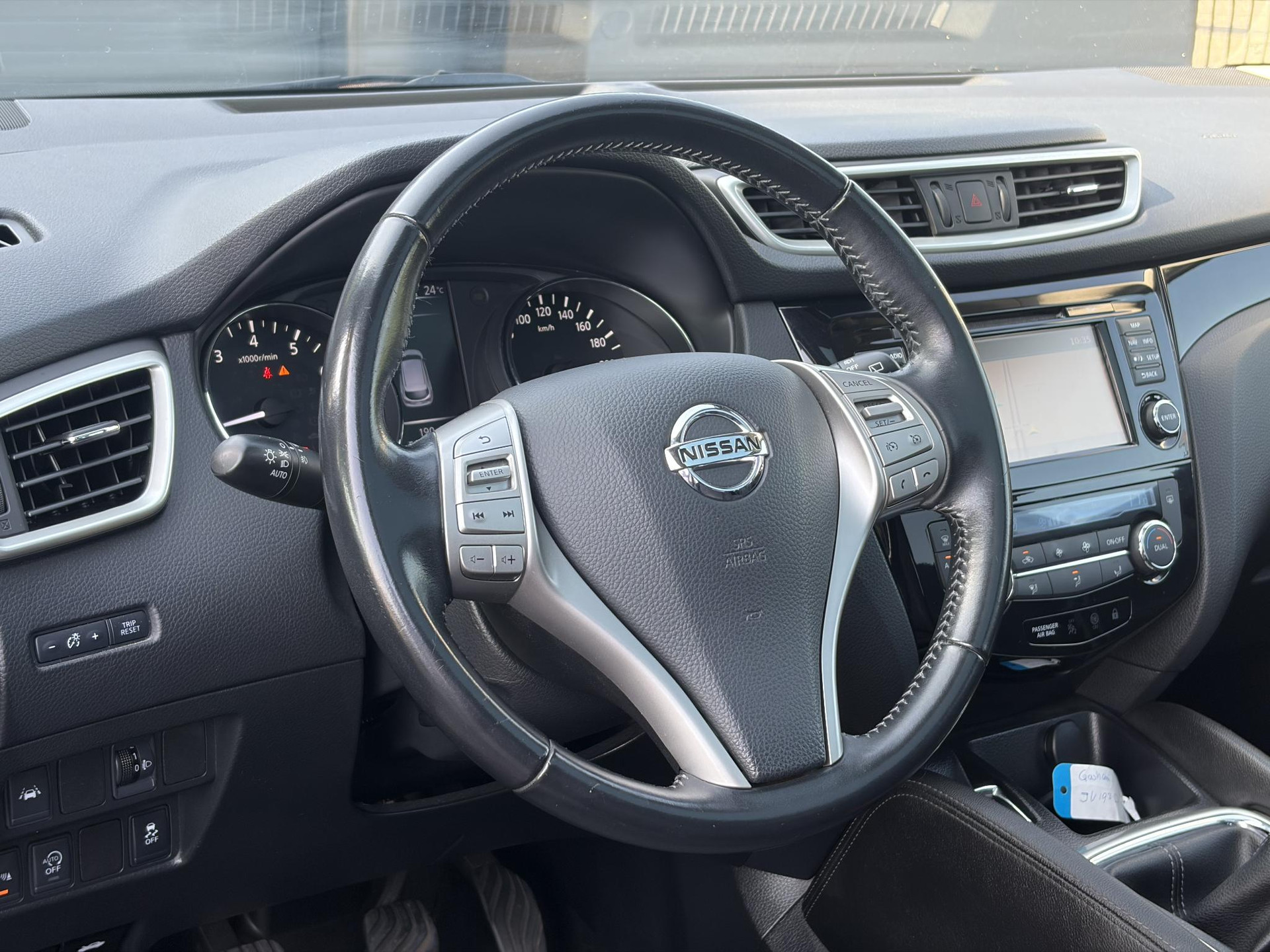 Nissan Qashqai 1.2 N-Connecta 360° Camera,Pano,Trekhaak,Navi,Clima,Cruise,Pdc V+A,Lm velgen,6 Bak,Dakrails,N.A.P,115pk,Apk tot 11-2026