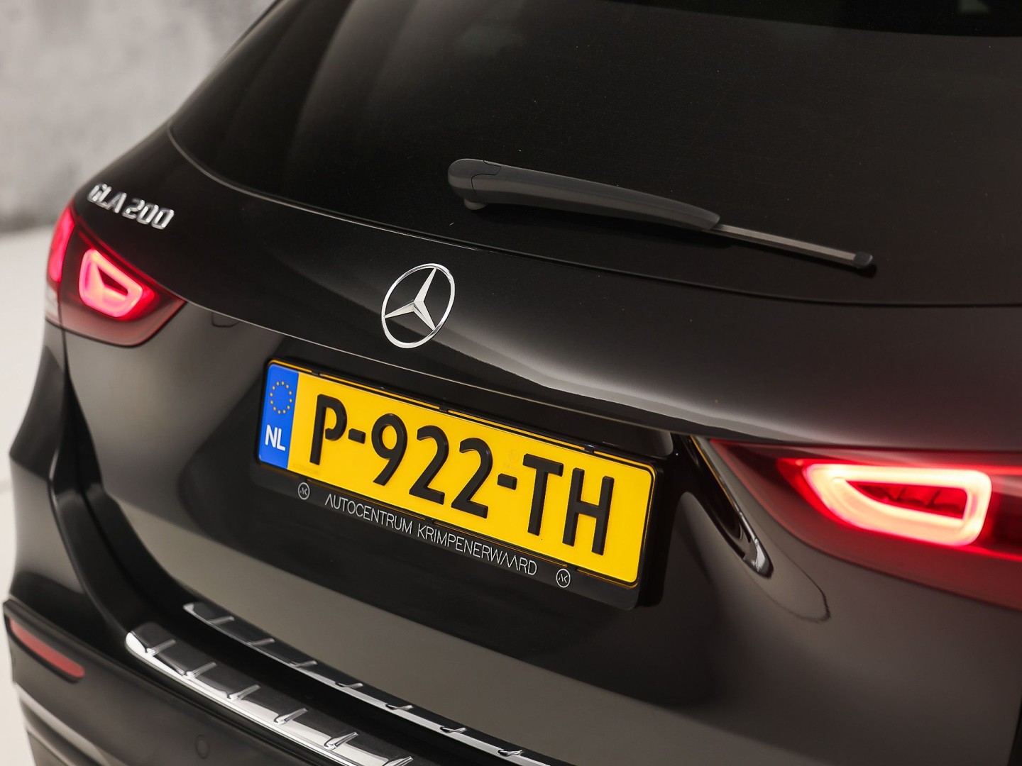 Mercedes-Benz GLA 200 AMG Sport 163Pk Automaat (PANORAMADAK, GROOT NAVI, SFEERVERLICHTING, CAMERA, SPORTSTOELEN, STOELVERWARMING, GETINT GLAS, NIEUWSTAAT)