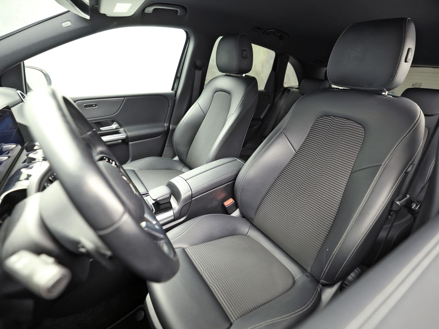 Mercedes-Benz B-Klasse 200 Business Solution Luxury 163Pk Automaat (GROOT NAVI, LEDER, CAMERA, GETINT GLAS, SPORTSTOELEN, STOELVERWARMING, TREKHAAK, NIEUWE APK, NIEUWSTAAT)