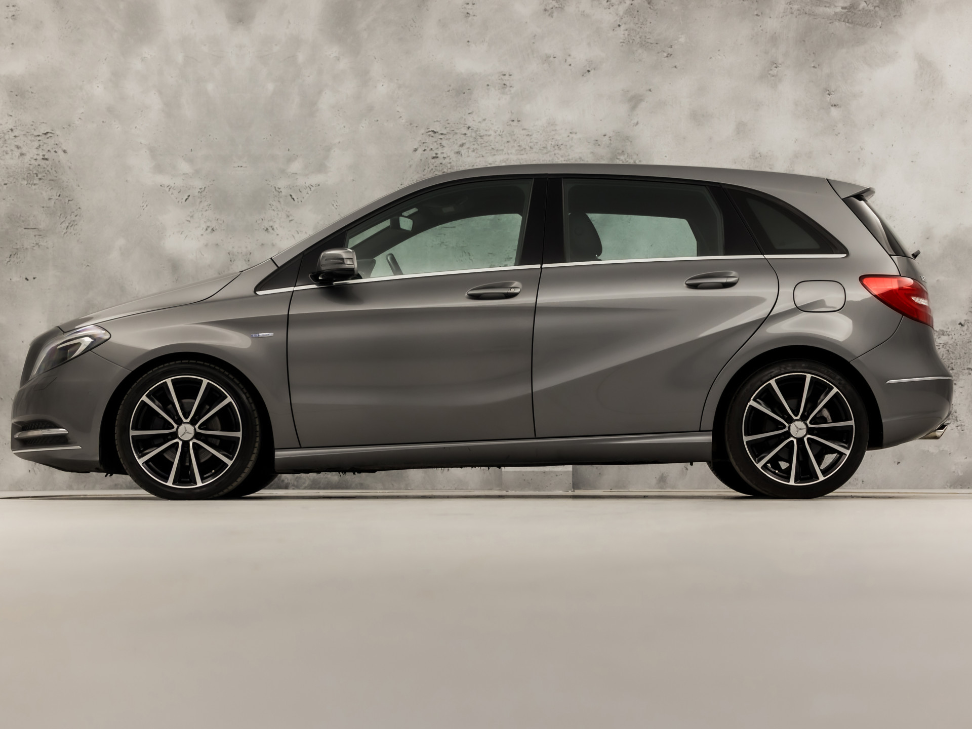 Mercedes-Benz B-Klasse 200 AMG Sport 157Pk (GROOT NAVI, CLIMATE, CAMERA, HARMAN/KARDON, STOELVERWARMING, LEDEREN SPORTSTOELEN, HARMAN/KARDON, XENON, ZWART HEMEL, NIEUWSTAAT)