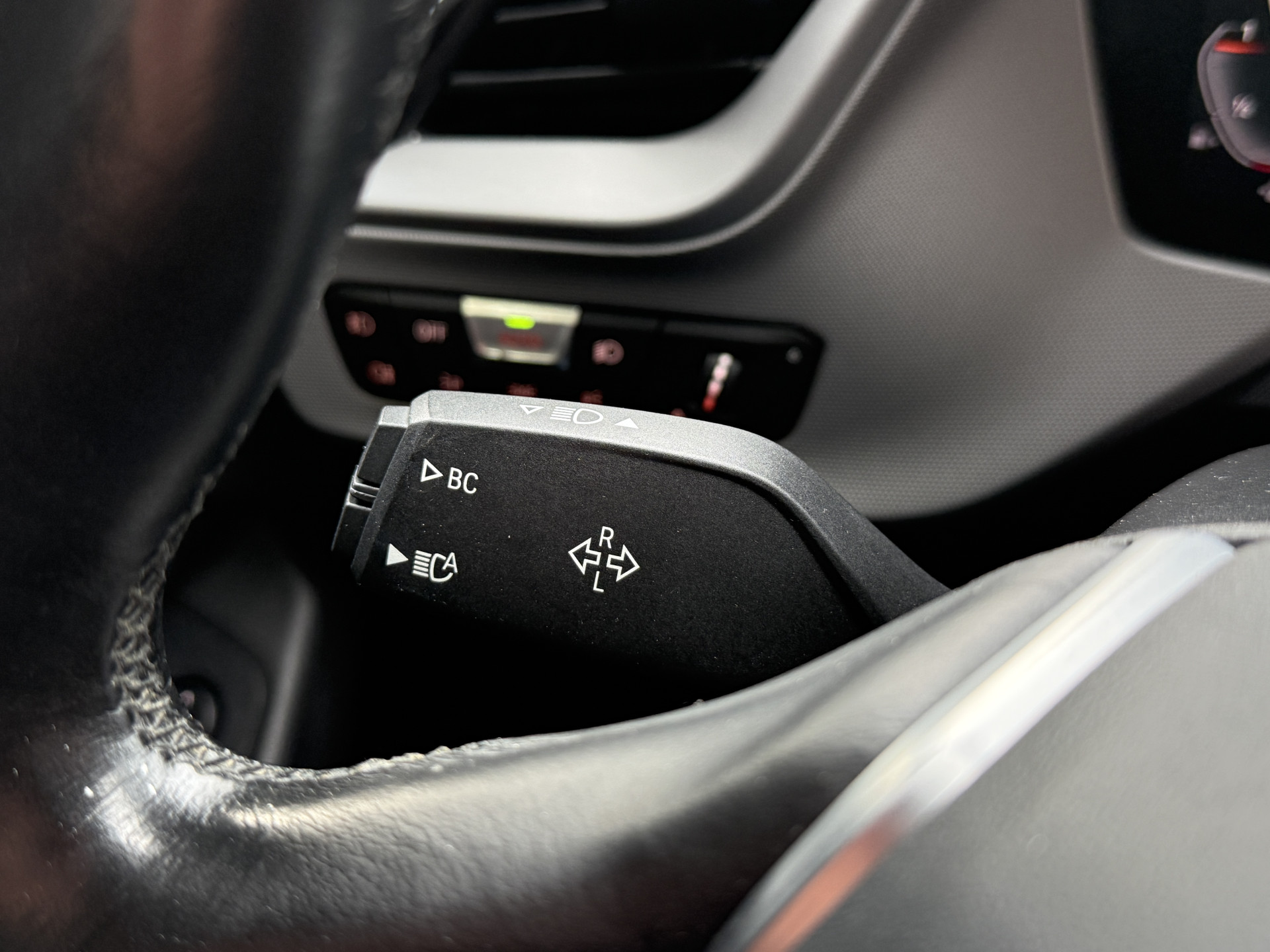 BMW 1-serie 116i Business Edition | Zwarte grill | Apple Carplay | DAB+ | PDC V+A