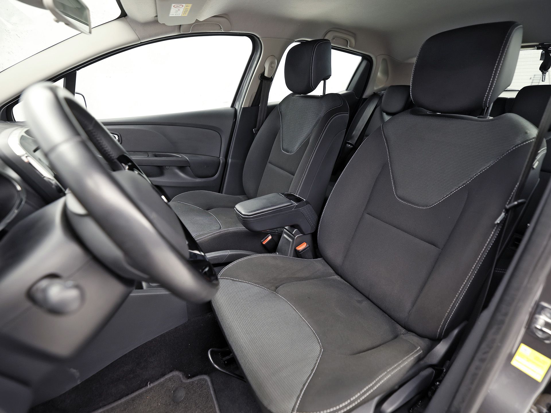 Renault Clio 0.9 TCe Dynamic Sport (NAVIGATIE, CRUISE, LM VELGEN, SPORTSTOELEN, PARKEERSENSOREN, BLUETOOTH, NIEUWE APK, NIEUWSTAAT)