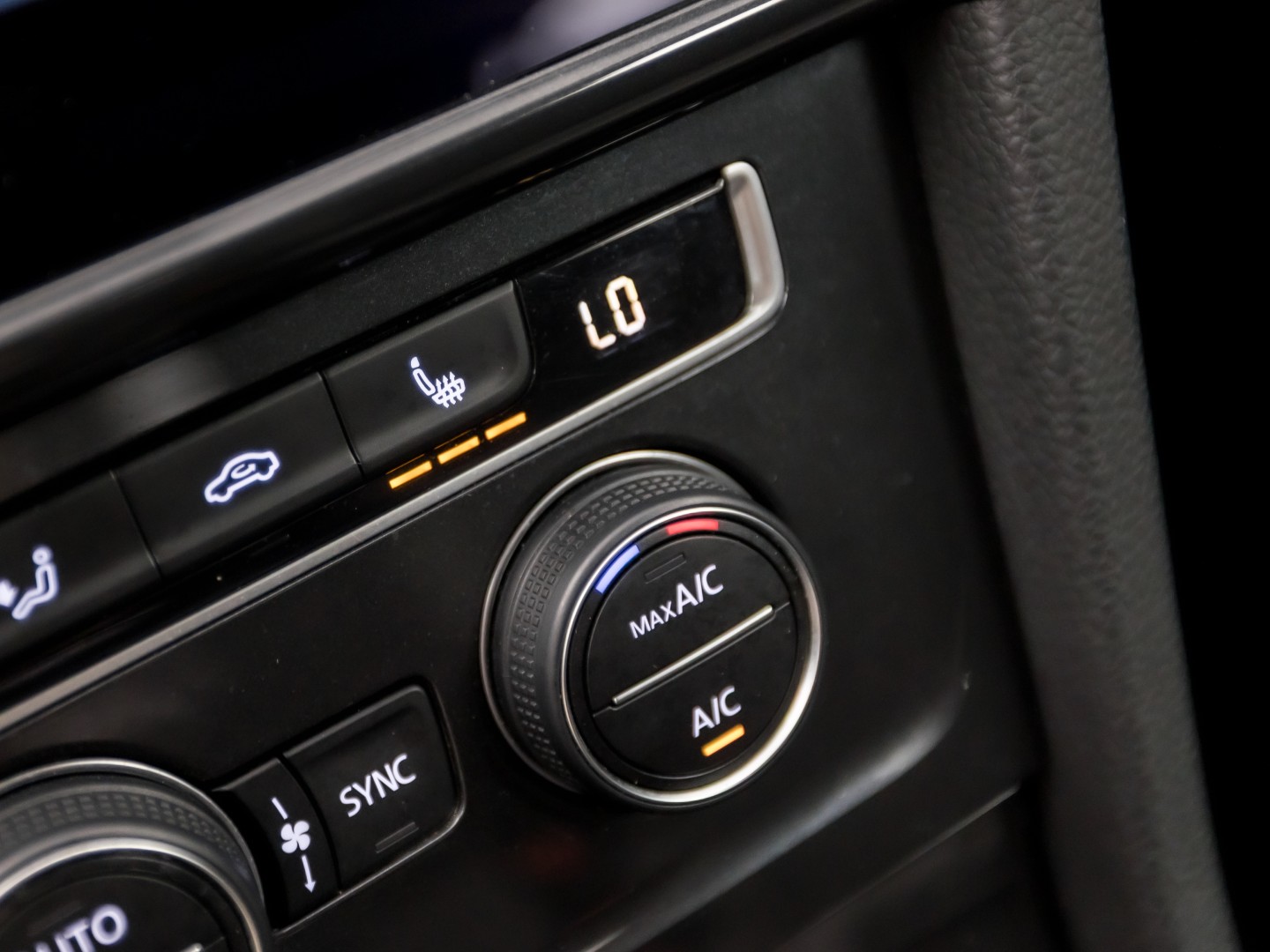 Volkswagen Golf 1.0 TSI Sportline (APPLE CARPLAY, GROOT NAVI, ALCANTARA, DYNAMISCHE KNIPPERLICHTEN, SPORTSTOELEN, STOELVERWARMING, ADAPTIVE CRUISE, PARKEERSENSOREN, NIEUWSTAAT)