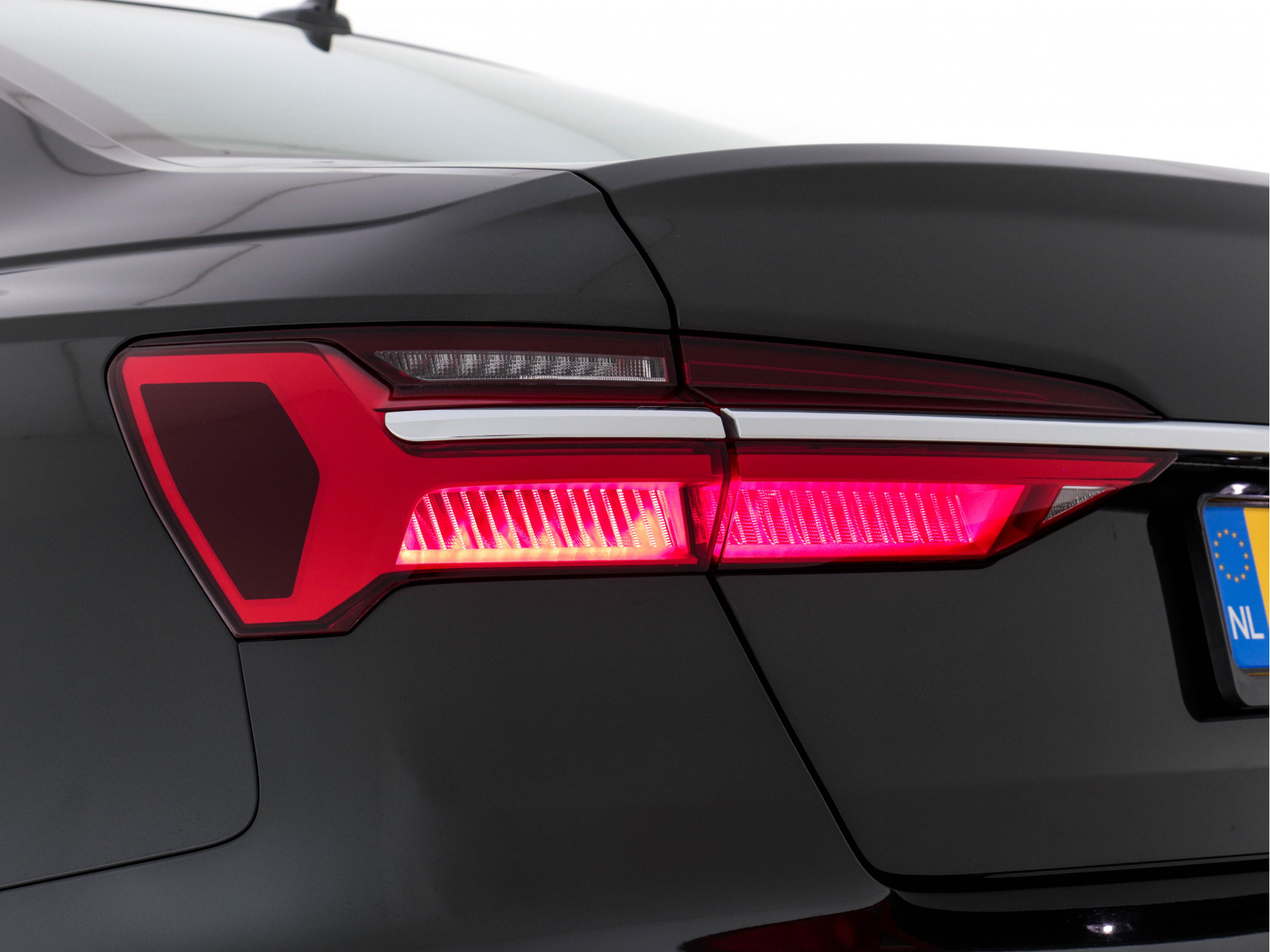 Audi A6 40 TDI Sport Launch-Edition Mild-Hybrid (INCL-BTW) Aut * LEATHER-ALCANTARA | DIGI-COCKPIT | FULL-LED | NAVI-FULLMAP | MEMORY-PACK | HEATED-SPORTSEATS | AUDI-SOUND | KEYLESS | CRUISE | LANE-ASSIST | PDC | ECC | 19"ALU*