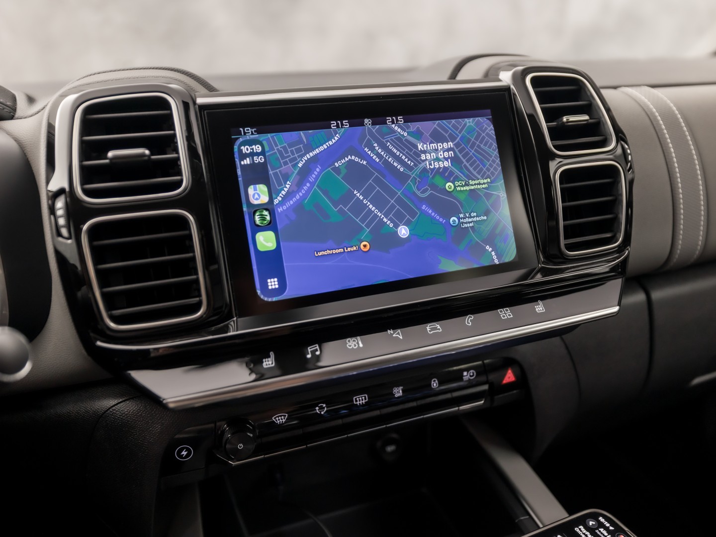 Citroën C5 Aircross 1.6 Plug-in Hybrid 225 Deluxe Sport 225Pk Automaat (APPLE CARPLAY, SOH 93%, GROOT NAVI, 360 CAMERA, GETINT GLAS, ELEK SPORTSTOELEN, LEDER, STOELVERWARMING, ADAPTIVE CRUISE, NIEUWSTAAT)
