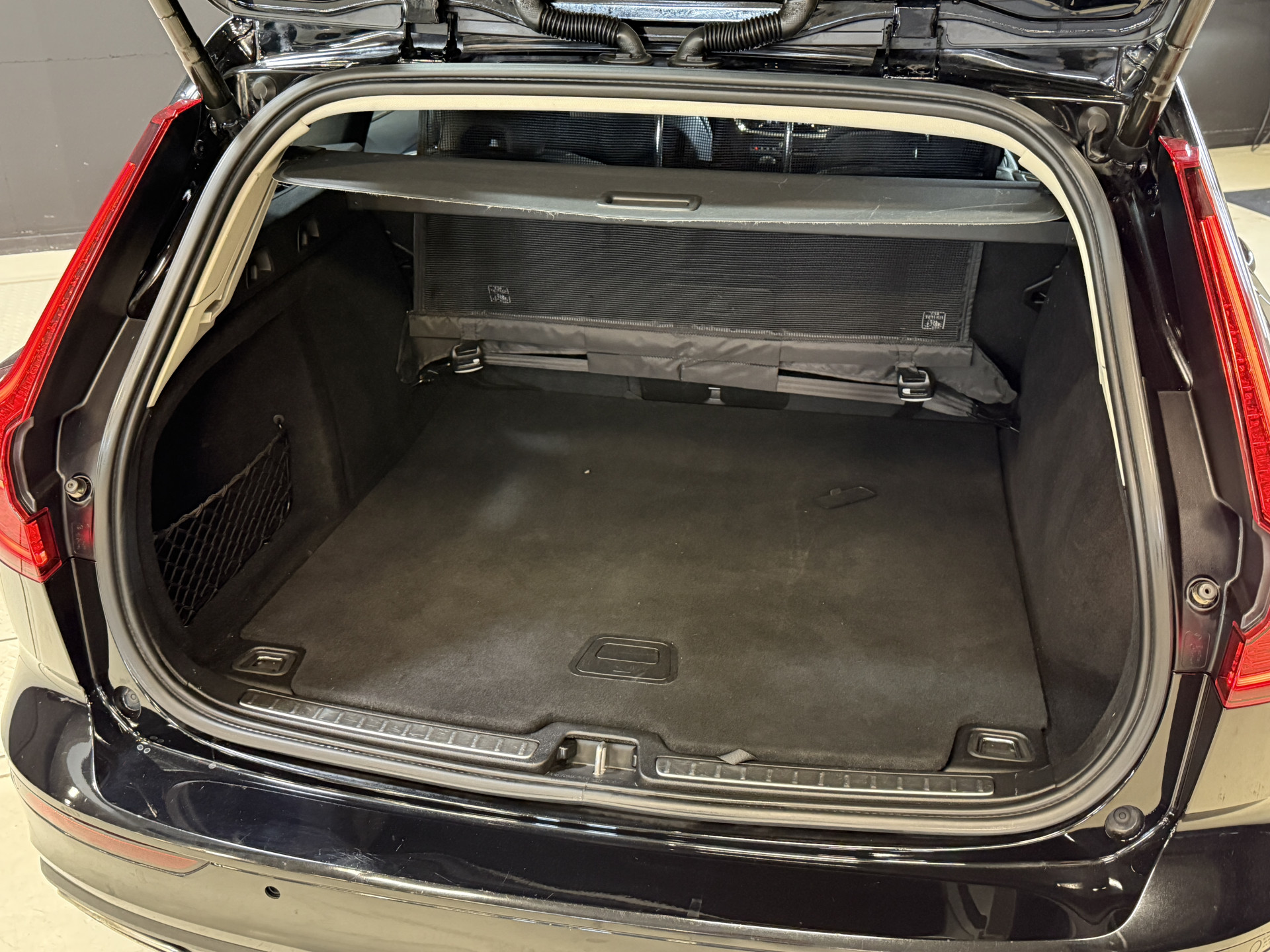 Volvo V60 2.0 B3 R-Design | Trekhaak | Panoramadak | Apple Carplay | Leder