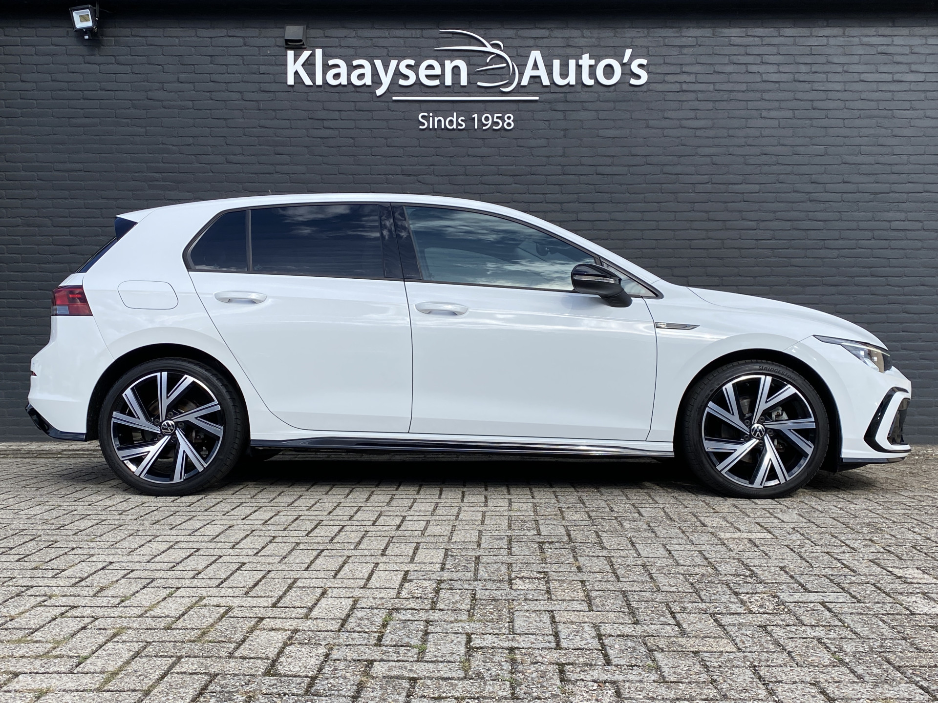 Volkswagen Golf 1.5 eTSI R-Line 150 pk Business+ | 1e eigenaar | navigatie | IQ light | camera | sfeerverlichting | stoel-stuurverw.