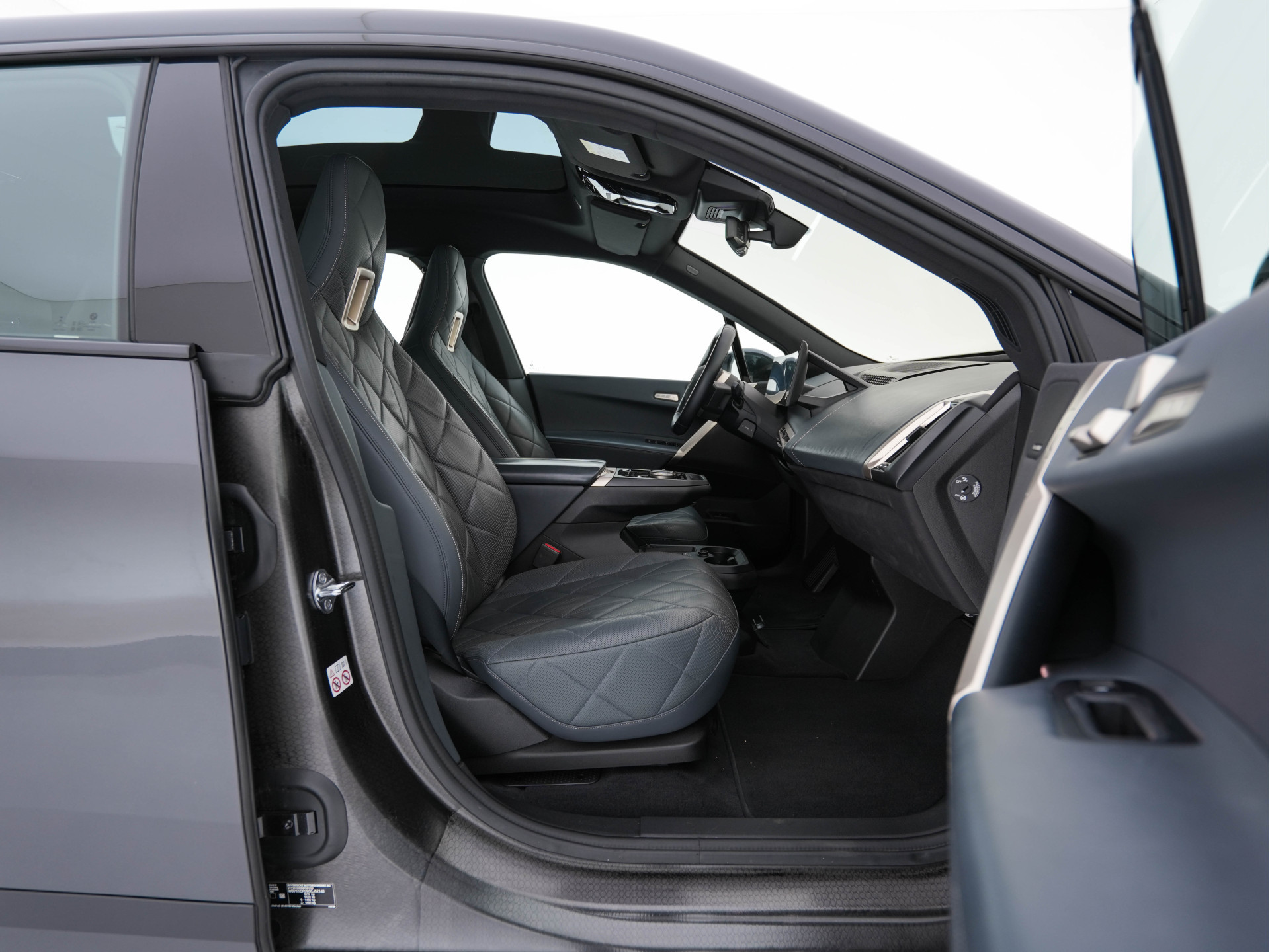 BMW iX xDrive40 High Executive 77 kWh ( 3-Fase ) {SOH-100%} (INCL-BTW) Aut. *PANO | HEAD-UP | HARMAN/KARDON-SURROUND | SOFT-CLOSE | DAB+ | DIGI-COCKPIT | HEATED-COMFORTSEATS | FULL-LED | CARPLAY | TOWBAR | AMBIENT-LIGHT | TOPVIEW | MEMORY-PACK |