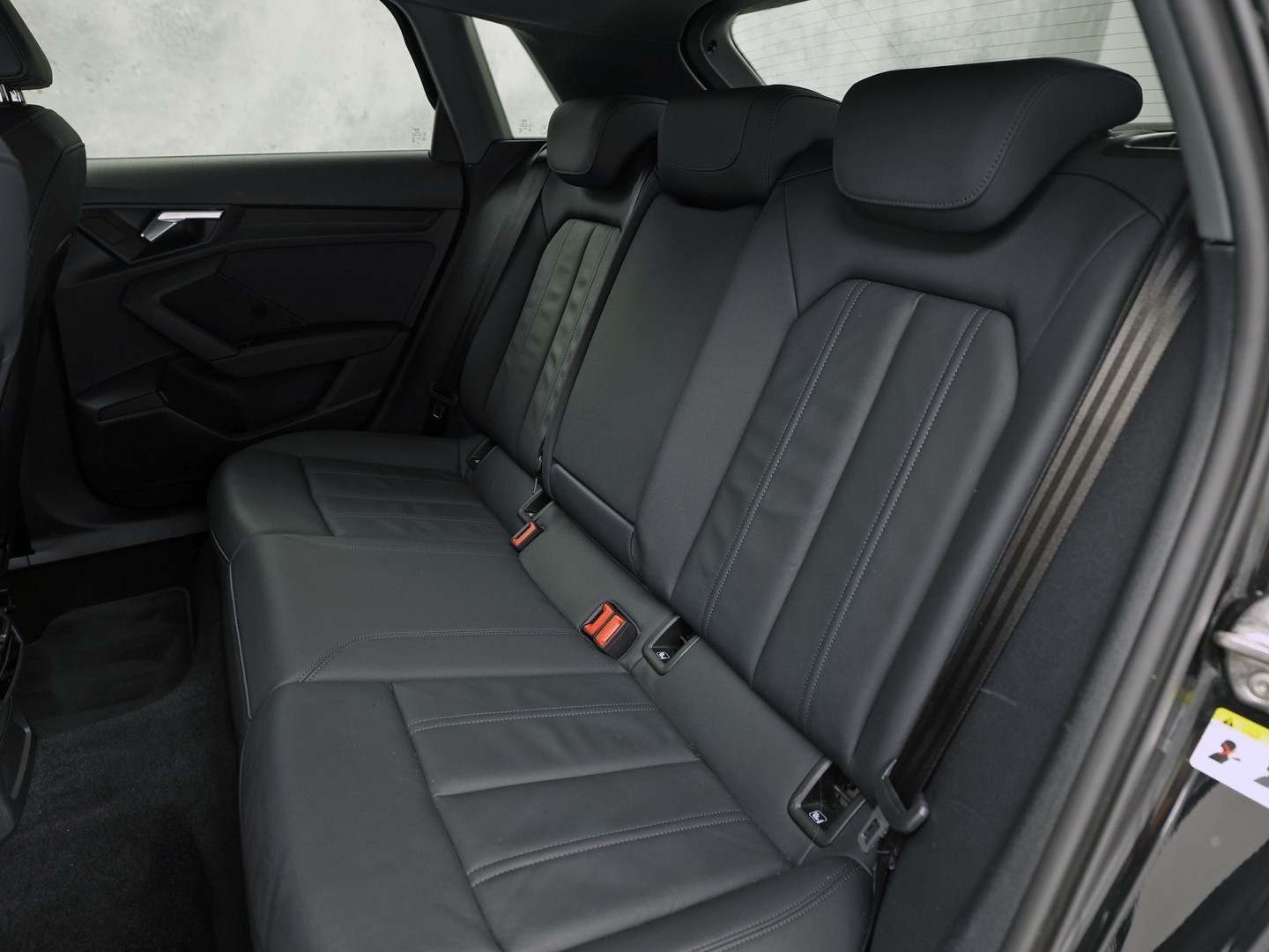 Audi A3 Sportback 40 TFSI e Sport 204Pk Automaat (APPLE CARPLAY, GROOT NAVI, LEDER, STOELVERWARMING, SPORTSTOELEN, ADAPTIVE CRUISE, GETINT GLAS, NIEUWSTAAT)