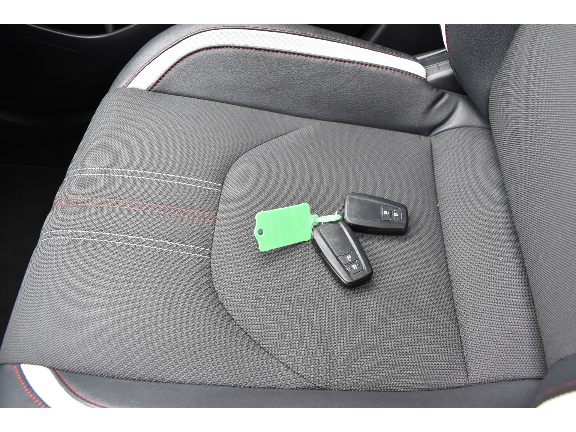 Toyota Corolla 2.0 Hybrid GR-Sport Plus Pano Bi-tone Automaat