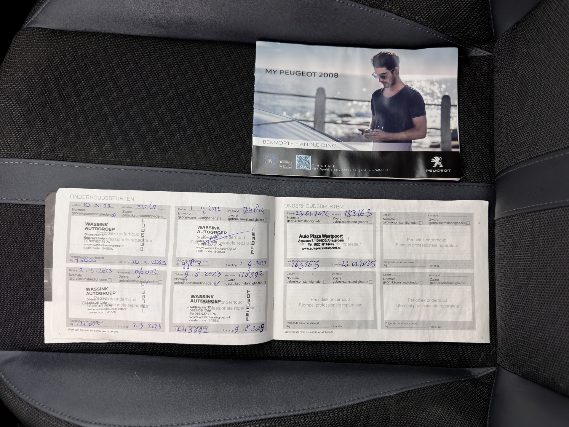 Peugeot e-2008 EV Allure 50 kWh [ 3-Fase ] {SOH-84%} (INCL-BTW) *PANO | LEATHER-FABRIC | FULL-LED | SPORT-SEATS | DIGI-COCKPIT | CAMERA | KEYLESS | PRIVACY-GLASS | DAB+ | NAVI-FULLMAP | ECC | CARPLAY | LANE-ASSIST | PDC | CRUISE | 17''ALU*