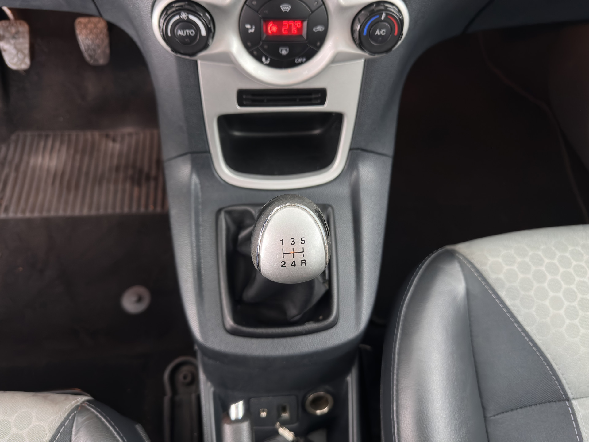 Ford Fiesta 1.6 TDCi ECOnetic Titanium *LEATHER-FABRIC | NAVI-FULLMAP | HEATED-COMFORTSEATS | ECC | PDC | CRUISE | PRIVACY-GLASS | 14''ALU*