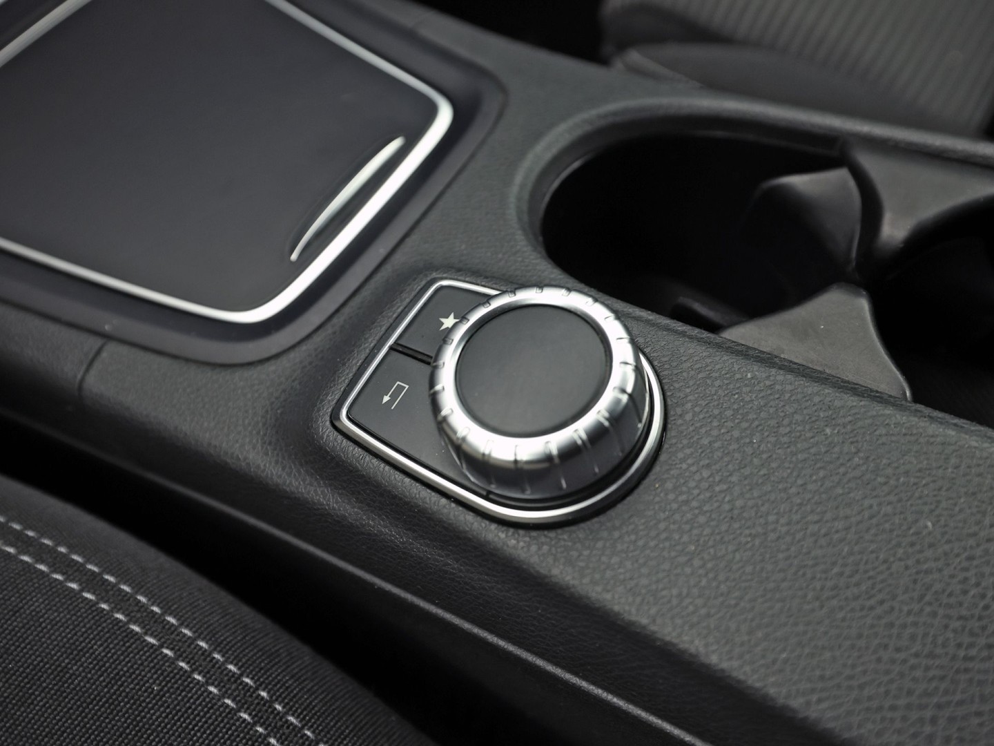 Mercedes-Benz B-klasse 180 Sport Automaat (GROOT NAVI, CAMERA, STOELVERWARMING, ZWART HEMEL, SPORTSTOELEN, CRUISE, KEYLESS START, NIEUWSTAAT)