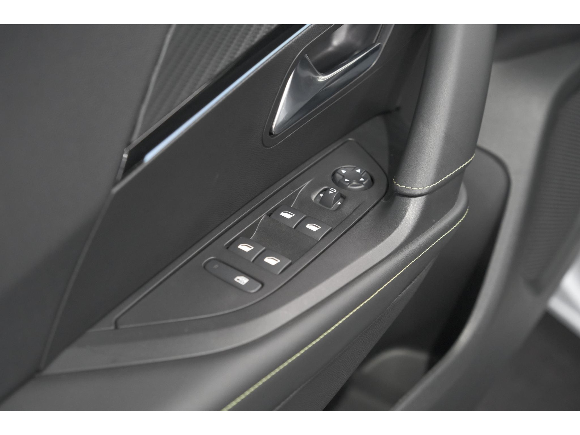 Peugeot e-2008 EV GT 50 kWh | 11 KW Laadfunctie | 360 Camera | Dodehoekdetectie | Apple Carplay