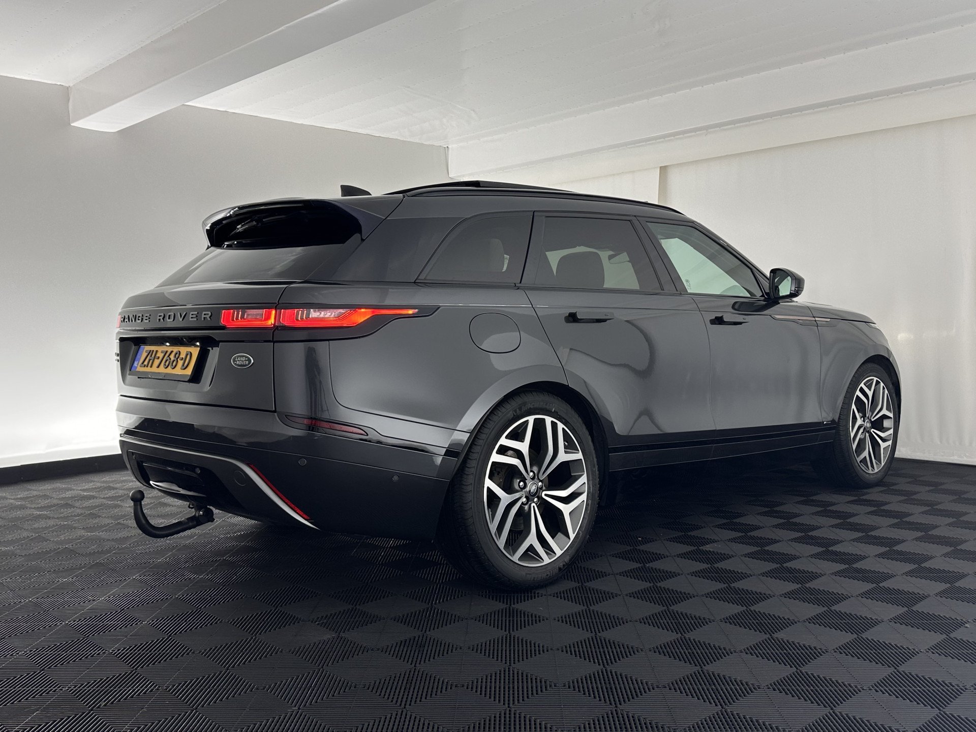 Land Rover Range Rover Velar 2.0 I4 AWD R-Dynamic HSE Aut. *PANO | LEATHER | FULL-LED | MEMORY-PACK | BLINDSPOT | MERIDIAN-SURROUND | DIGI-COCKPIT | CAMERA | KEYLESS | HEATED-COMFORTSEATS | PRIVACYGLASS | SHIFTPADDLES | HEAD-UP | 21"ALU*