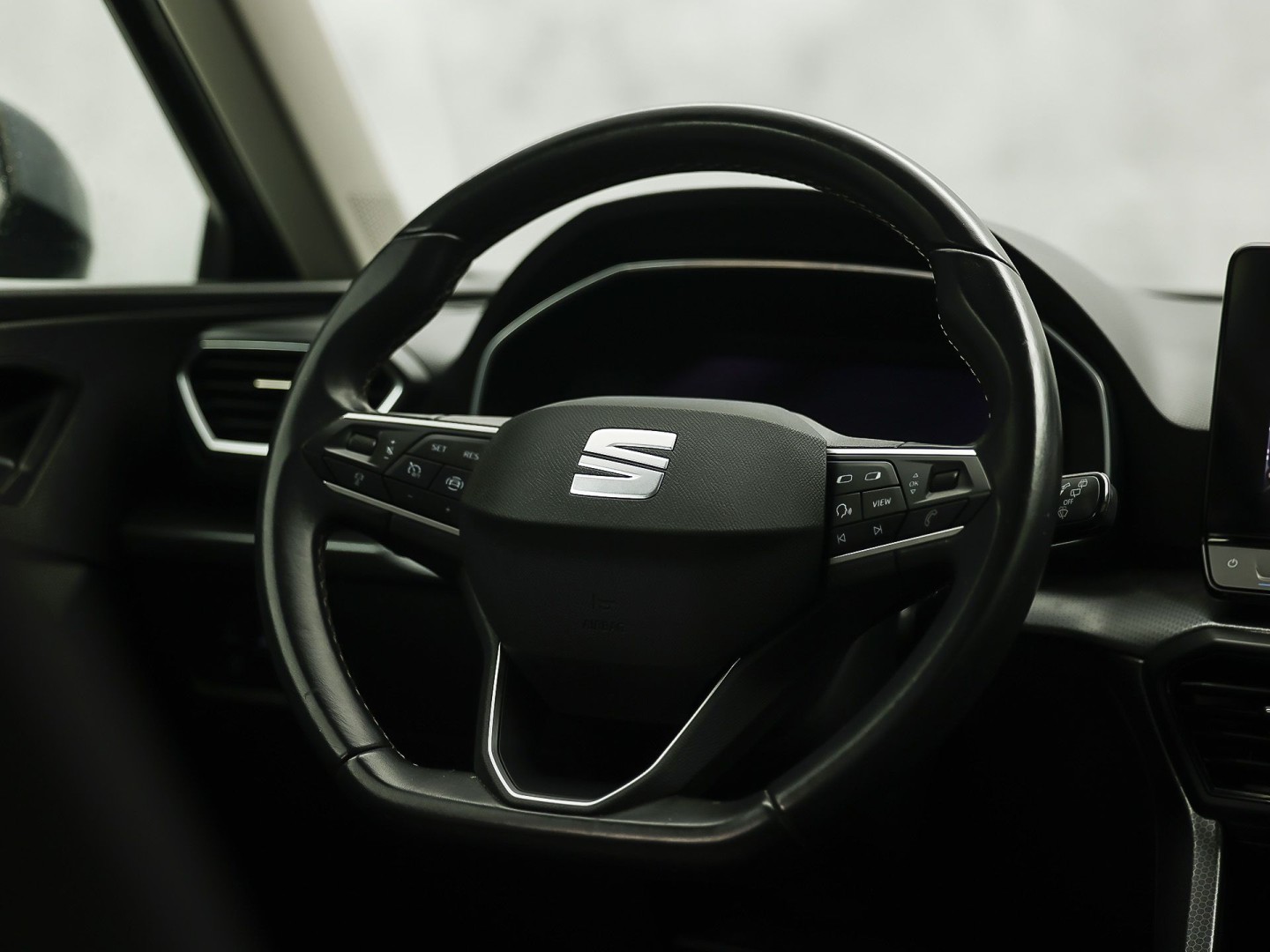 SEAT Leon 1.5 TSI Sport (4 CILINDER, VIRTUAL COCKPIT, APPLE CARPLAY, GROOT NAVI, CAMERA, SPORTSTOELEN, GETINT GLAS, ADAPTIVE CRUISE, NIEUWSTAAT)