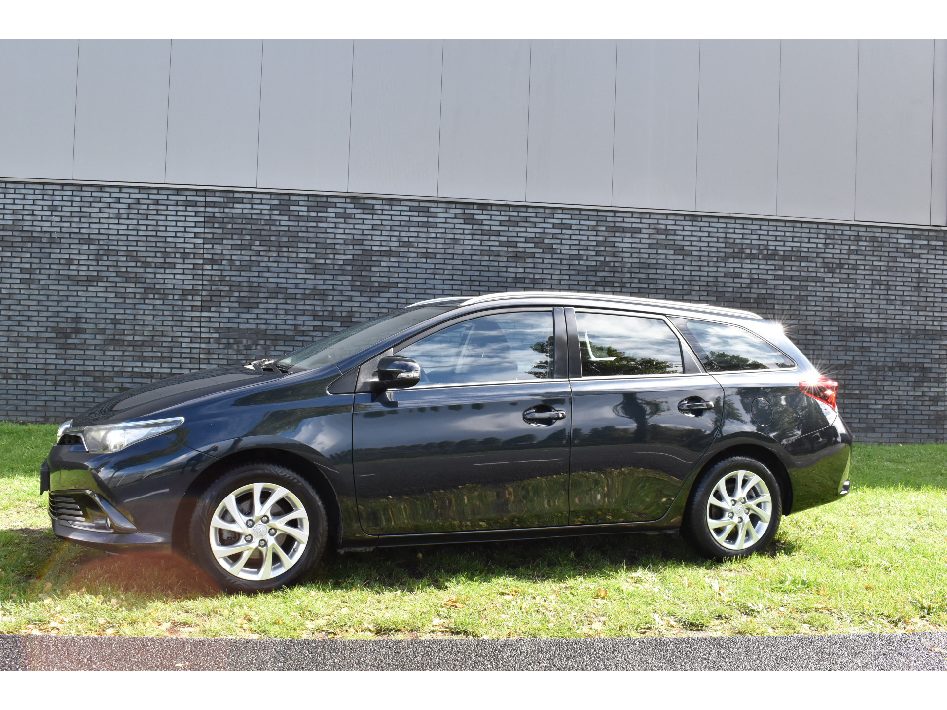 Toyota Auris Touring Sports 1.2T Aspiration Limited Navi Trekhaak Parkeer camerafoto’s volgen