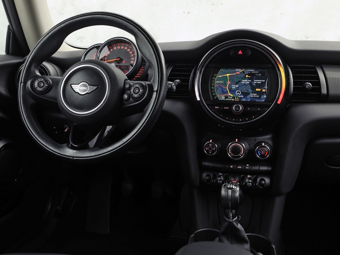 MINI 3-deurs 1.5 Cooper Sport 136Pk (NAVIGATIE, GETINT GLAS, AIRCO, BLUETOOTH, LM VELGEN, SPORTSTOELEN, CRUISE, NIEUWE APK, NIEUWSTAAT)