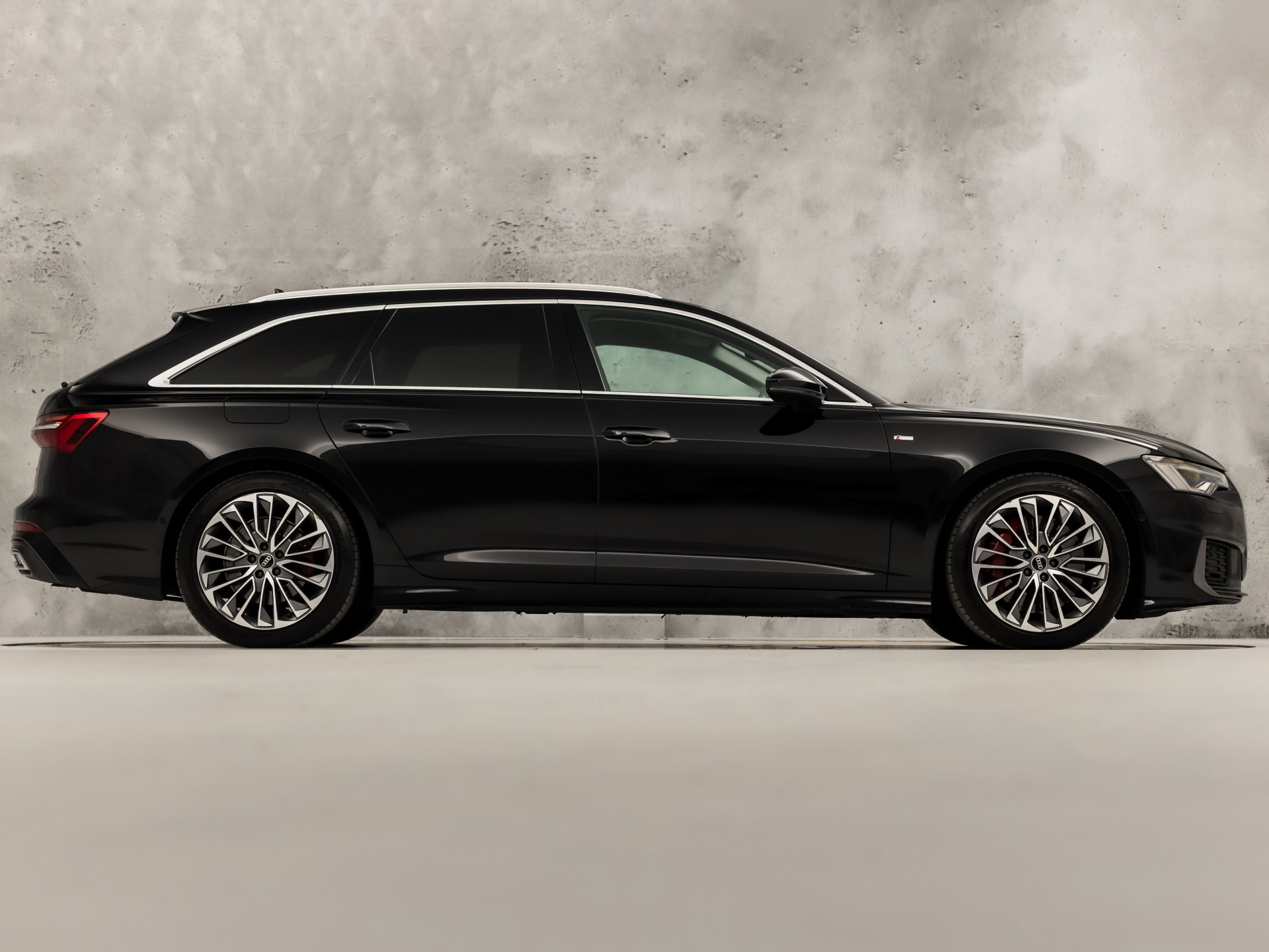 Audi A6 Avant 55 TFSI e quattro S-Line Competition 368Pk Automaat (2X S-LINE, APPLE CARPLAY, SPORTZETELS, NAPPA LEDER, MEMORY SEATS, CAMERA, ADAPTIVE CRUISE, ELEK ACHTERKLEP, STOELVERWARMING ACHTER, NIEUWSTAAT)