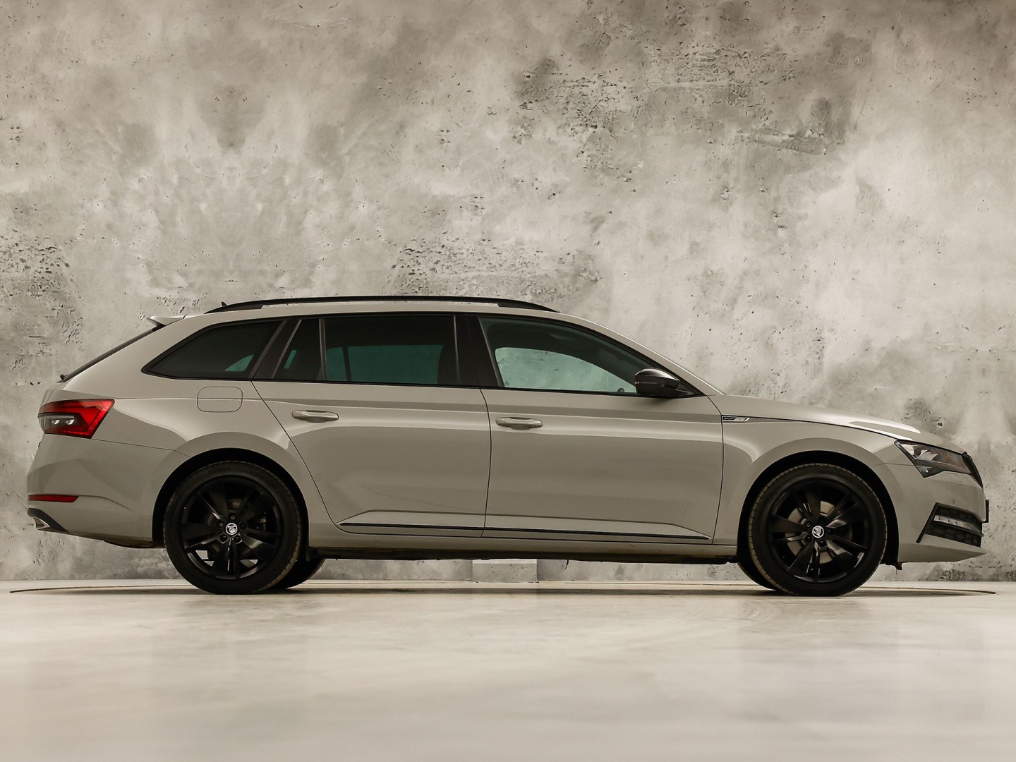 ŠKODA Superb Combi 1.4 TSI iV Sportline 218Pk Automaat (VIRTUAL COCKPIT, SOH 90,5%, APPLE CARPLAY, MEMORY SEATS, STOELVERWARMING ACHTER, GETINT GLAS, ADAPTIVE CRUISE, SFEERVERLICHTING, NIEUWE APK, NIEUWSTAAT)
