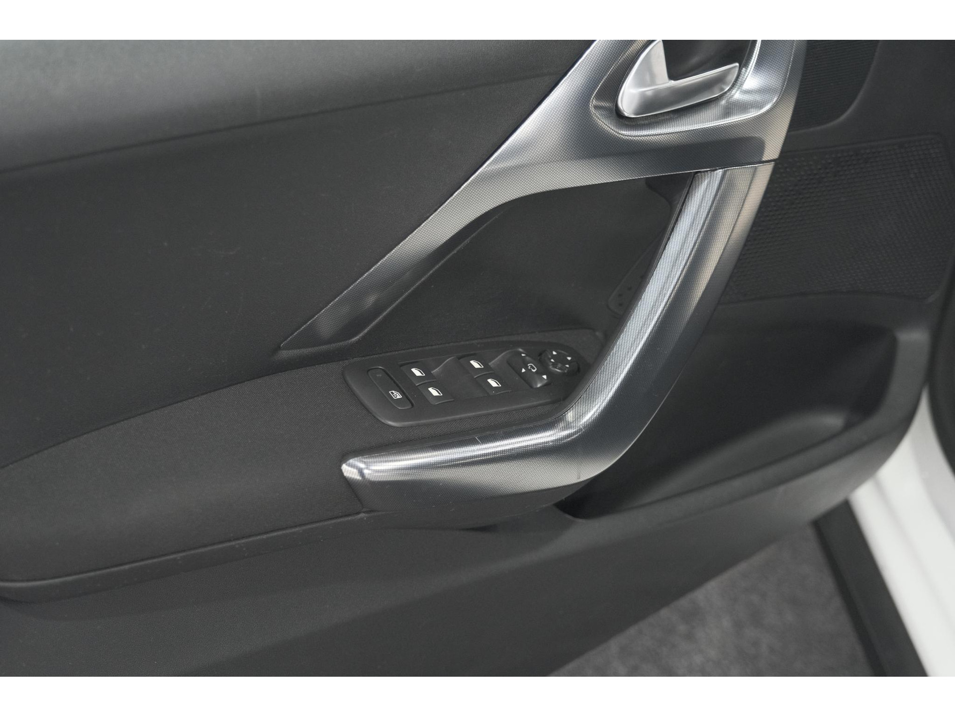 Peugeot 2008 PureTech 130 Allure | Camera | Apple Carplay | Parkeersensoren | Navigatie