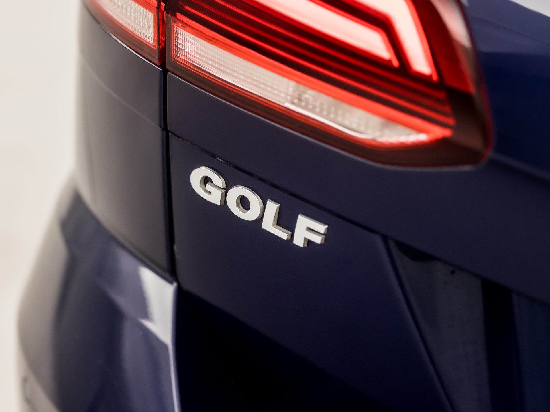Volkswagen Golf Variant 1.0 TSI Sportline 116Pk Automaat (GROOT NAVI, APPLE CARPLAY, CLIMATE, ADAPTIVE CRUISE, PARKEERSENSOREN, LM VELGEN, NIEUWE APK, NIEUWSTAAT)