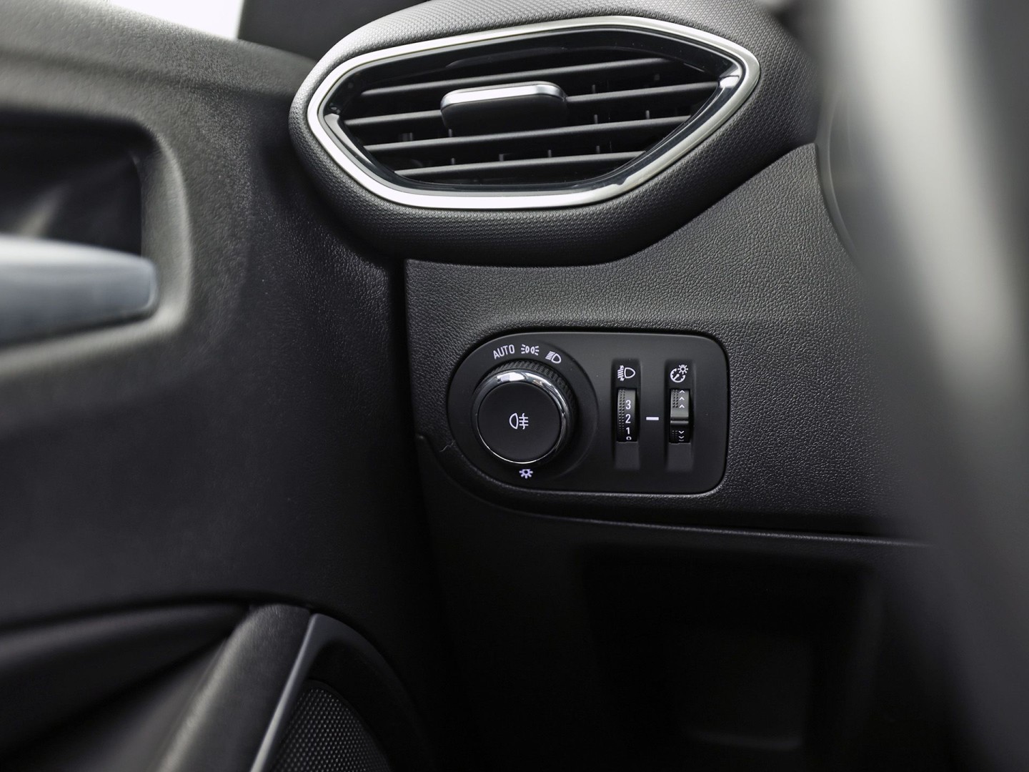 Opel Crossland 1.2 Turbo Elegance (APPLE CARPLAY, GROOT NAVI, CLIMATE, STUUR/STOELVERWARMING, SPORTSTOELEN, TREKHAAK, GETINT GLAS, CRUISE, NIEUWSTAAT)