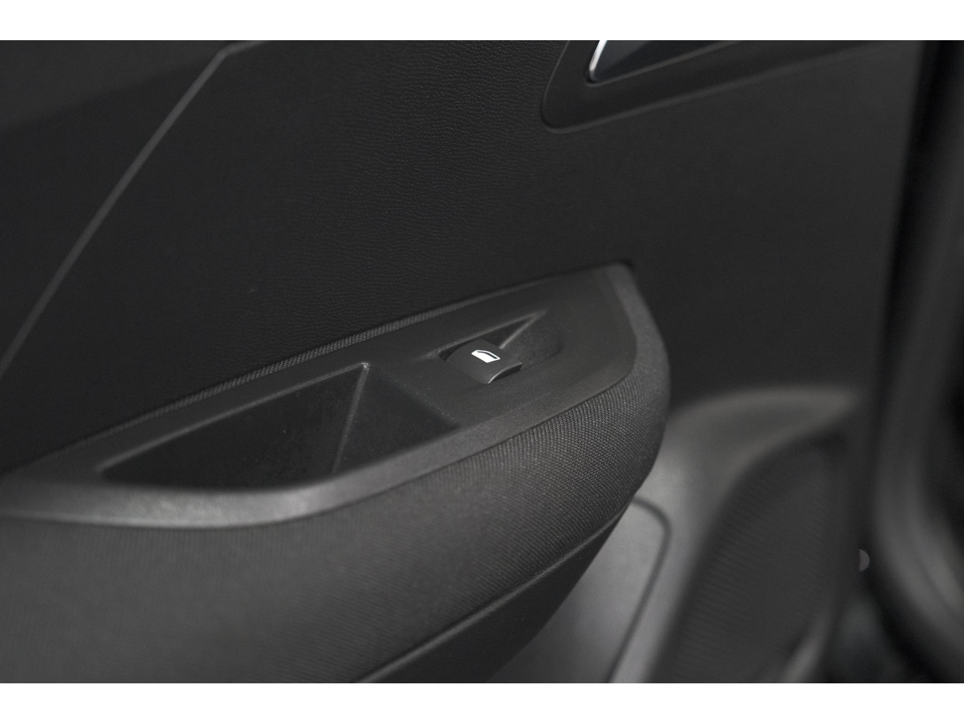 Peugeot 2008 PureTech 130 EAT8 Active | Parkeersensoren | Navigatie | Apple Carplay