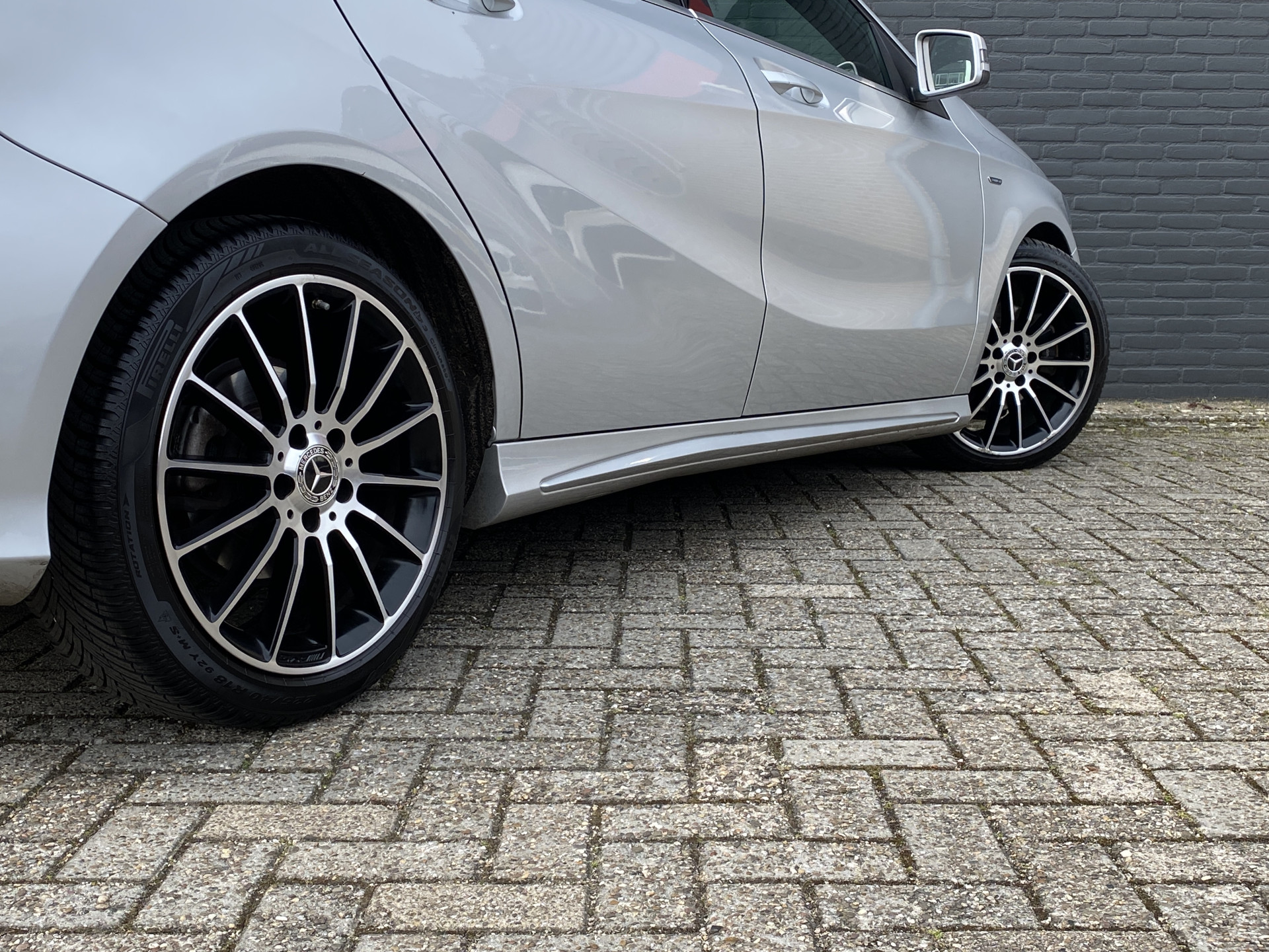 Mercedes-Benz A-klasse 180 Business Solution AMG Edition AUT. | leder/alcantara | 18 inch AMG velgen | navigatie | sportstoelen | sfeerverl.