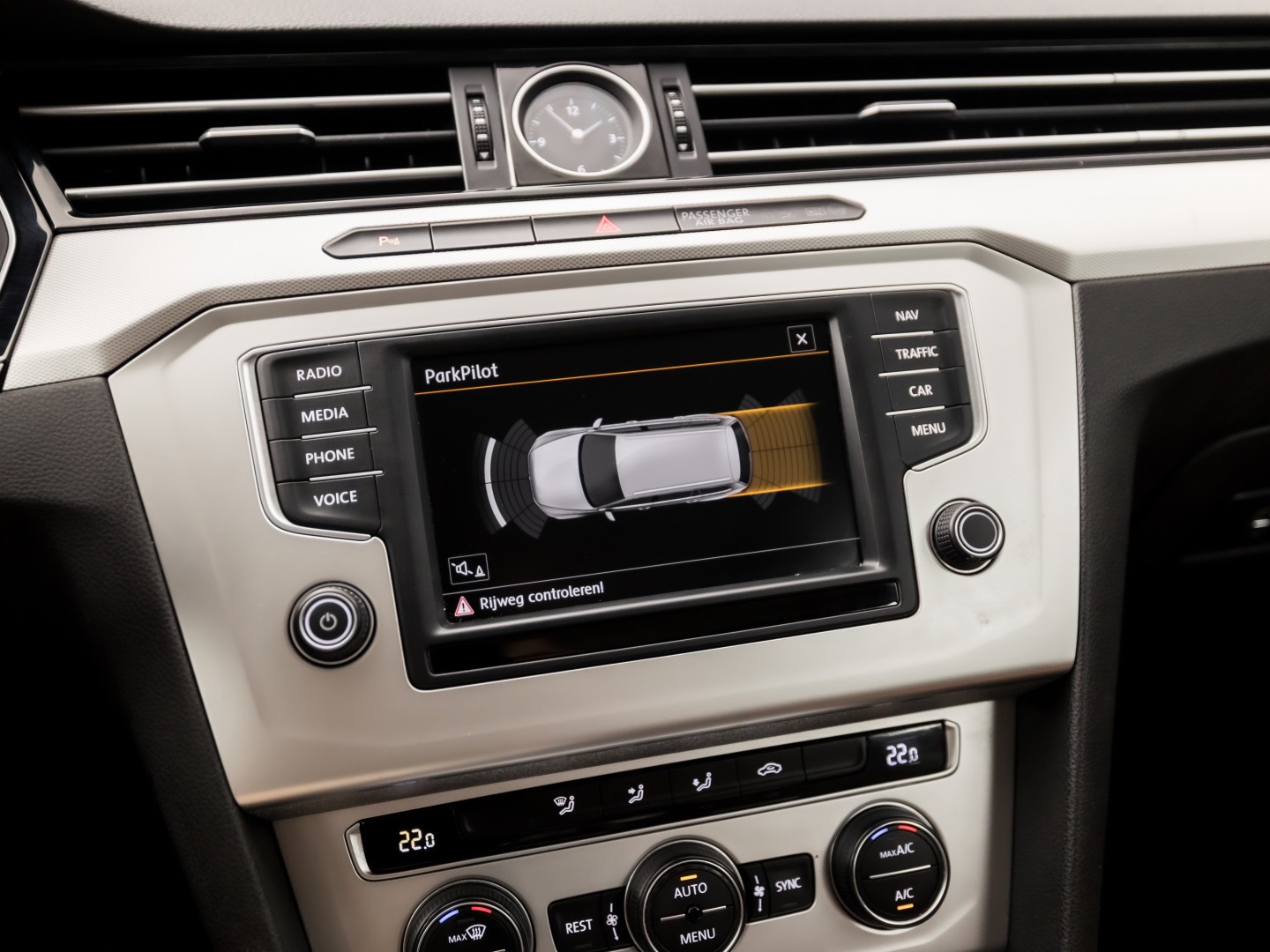 Volkswagen Passat Variant 1.4 TSI Sport (NAVIGATIE, CLIMATE, BRUIN LEDER, KEYLESS, PARKEERSENSOREN, SPORTSTOELEN, CRUISE, NIEUWE APK, NIEUWSTAAT)