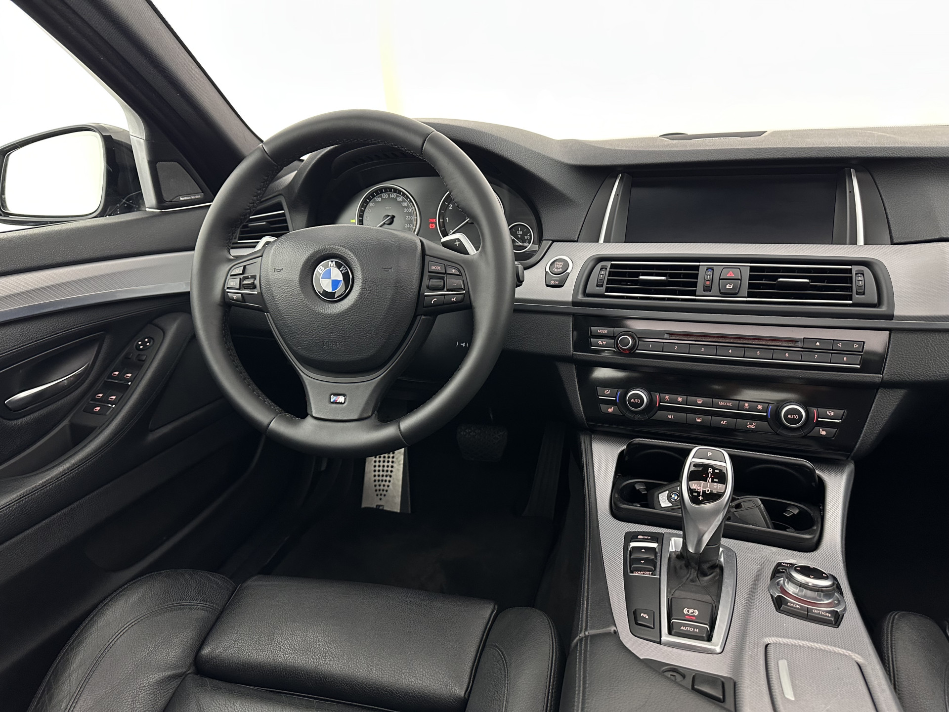 BMW 5-serie 520i M-Sportpack High Executive Aut. *PANO | LEATHER | XENON | HARMAN/KARDON | HEATED-SPORTSEATS | NAVI-FULLMAP | PRIVACY-GLASS | SHIFTPADDLES | ECC | PDC | CRUISE | 18''ALU*