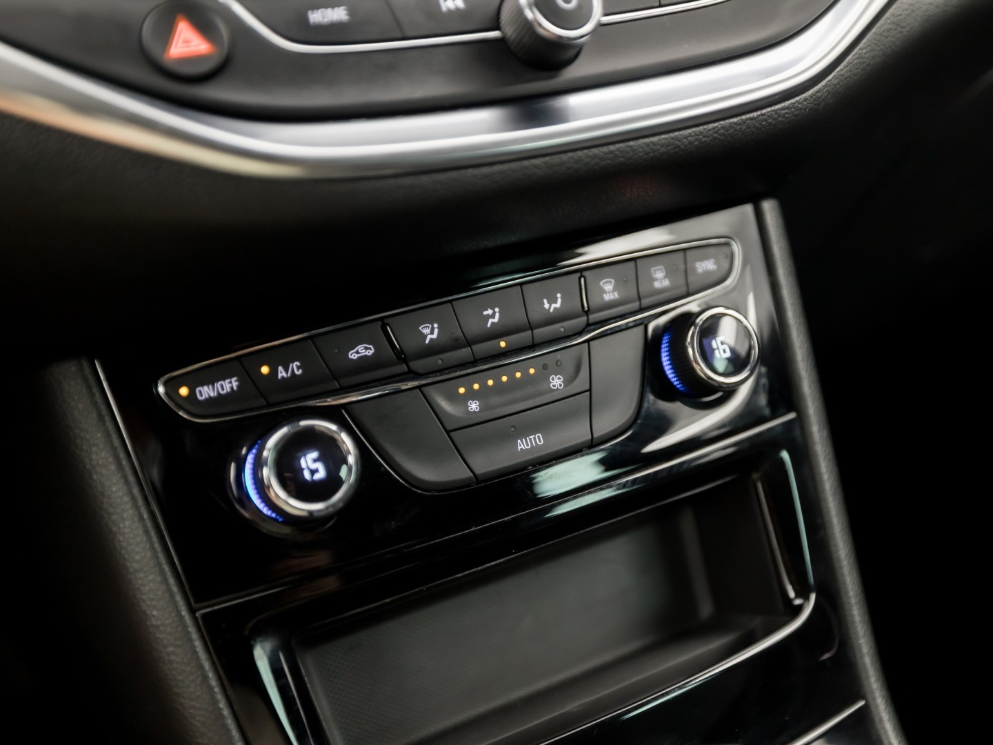 Opel Astra Sports Tourer 1.2 Innovation Sport (APPLE CARPLAY, DIGITALE COCKPIT, GROOT NAVI, CLIMATE, CAMERA, TREKHAAK, SPORTSTOELEN, GETINT GLAS, KEYLESS, ADAPTIVE CRUISE, NIEUWSTAAT)