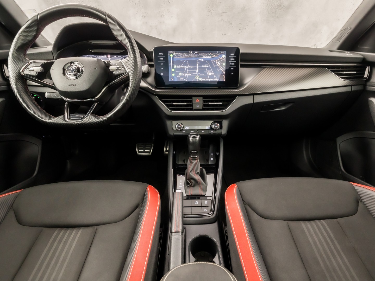 Škoda Kamiq 1.0 TSI Monte Carlo Automaat (PANORAMADAK, VIRTUAL COCKPIT, KUIPSTOELEN, APPLE CARPLAY, CAMERA, GETINT GLAS, ADAPTIVE CRUISE, KEYLESS, NIEUWSTAAT)