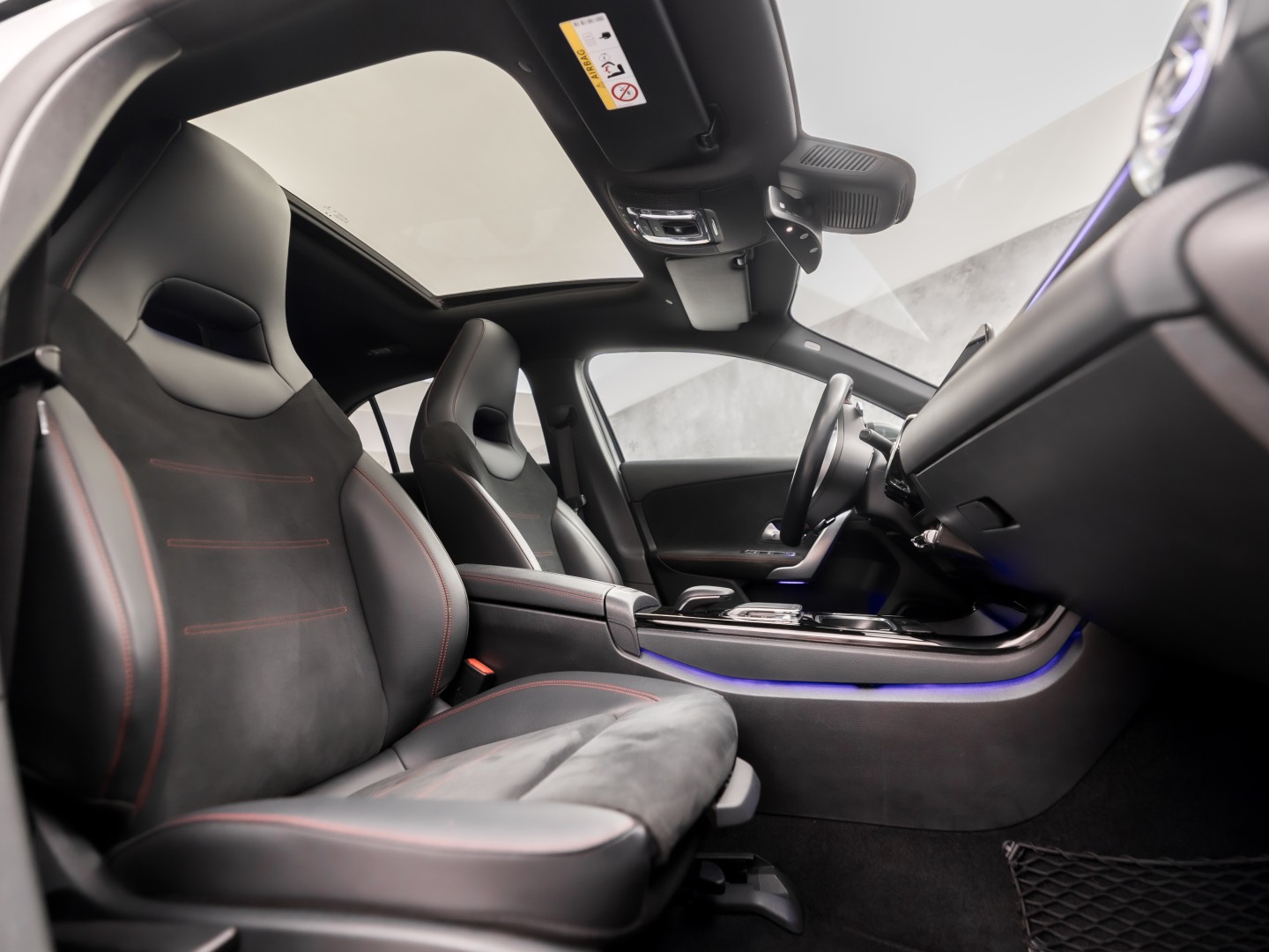 Mercedes-Benz A-Klasse 200 AMG Sport 163Pk Automaat (PANORAMADAK, GROOT NAVI, SFEERVERLICHTING, CAMERA, STOELVERWARMING, SPORTSTOELEN, GETINT GLAS, LEDER/ALCANTARA, NIEUWSTAAT)