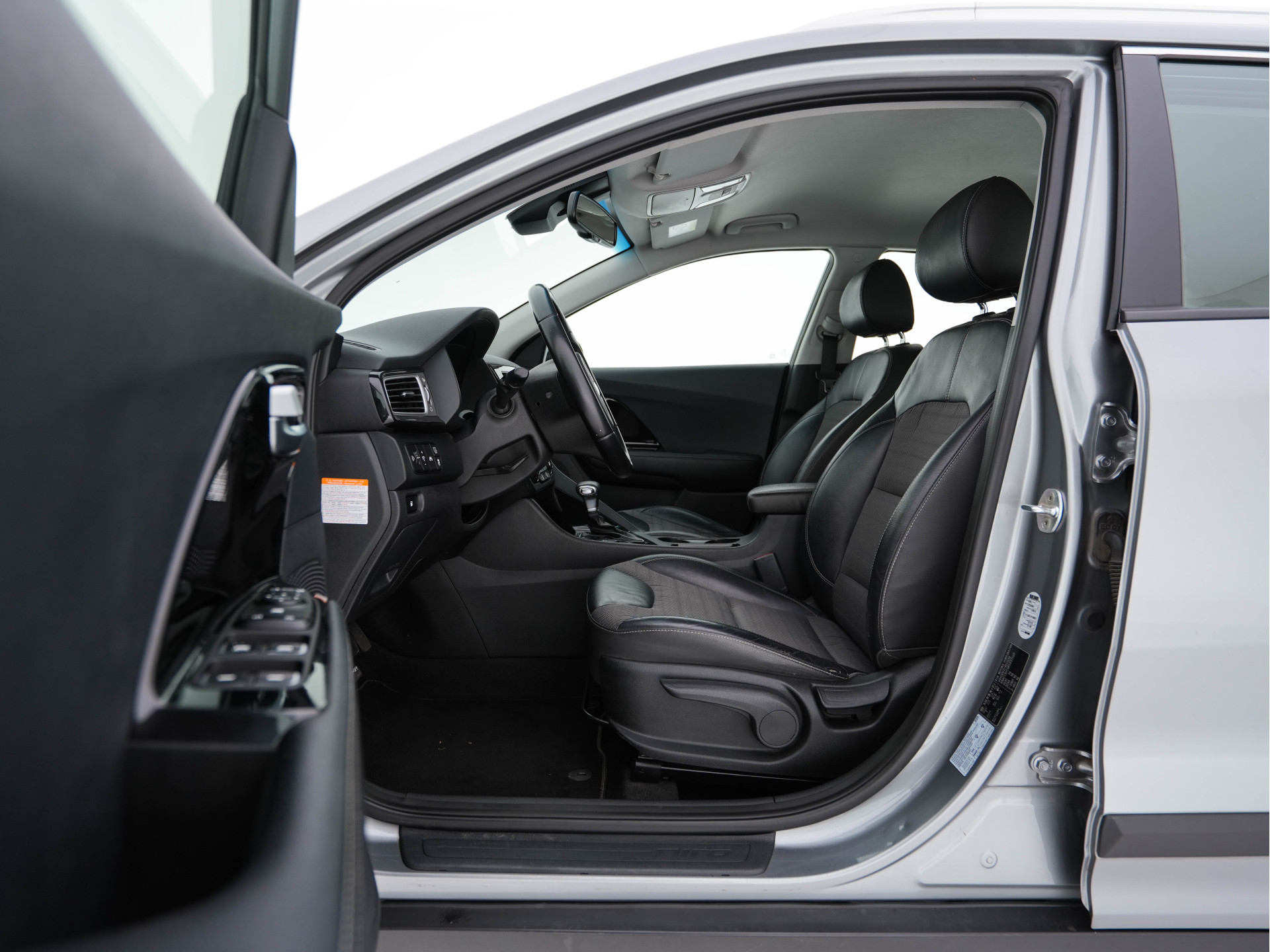 Kia Niro 1.6 GDi Hybrid ExecutiveLine Eco-Hybrid (INCL-BTW) Aut. *LEATHER-FABRIC | NAVI-FULLMAP | KEYLESS | CAMERA | COMFORTSEATS | DIGI-COCKPIT | LANE-ASSIST | ECC | CARPLAY | PDC | TOWBAR | 16''ALU*