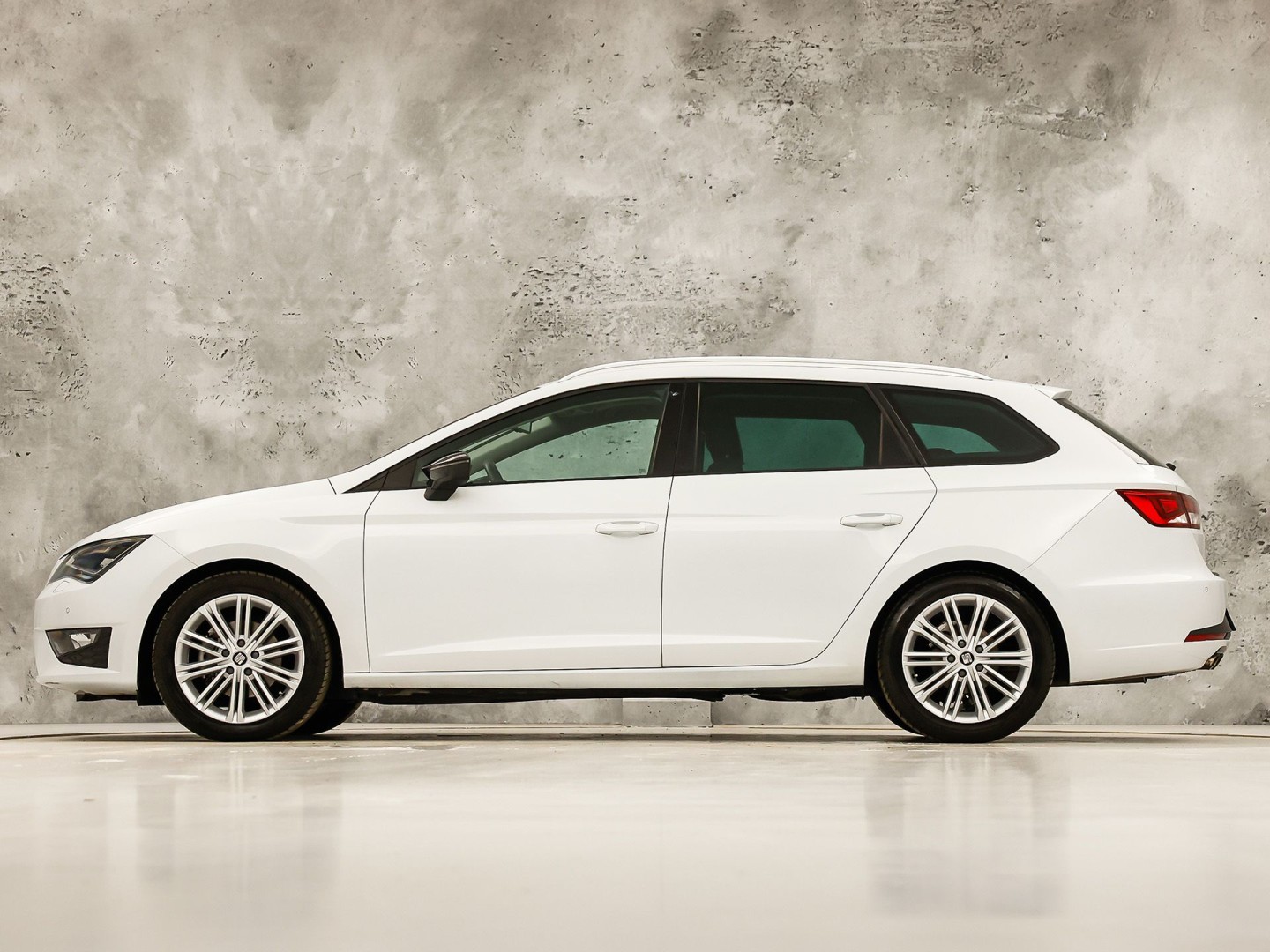 SEAT Leon 1.4 TSI FR Sport 150Pk Automaat (PANORAMADAK, NAVIGATIE, CLIMATE, STOELVERWARMING, SPORTSTOELEN, LED KOPLAMPEN, CRUISE, PARKEERSENSOREN, NIEUWSTAAT)