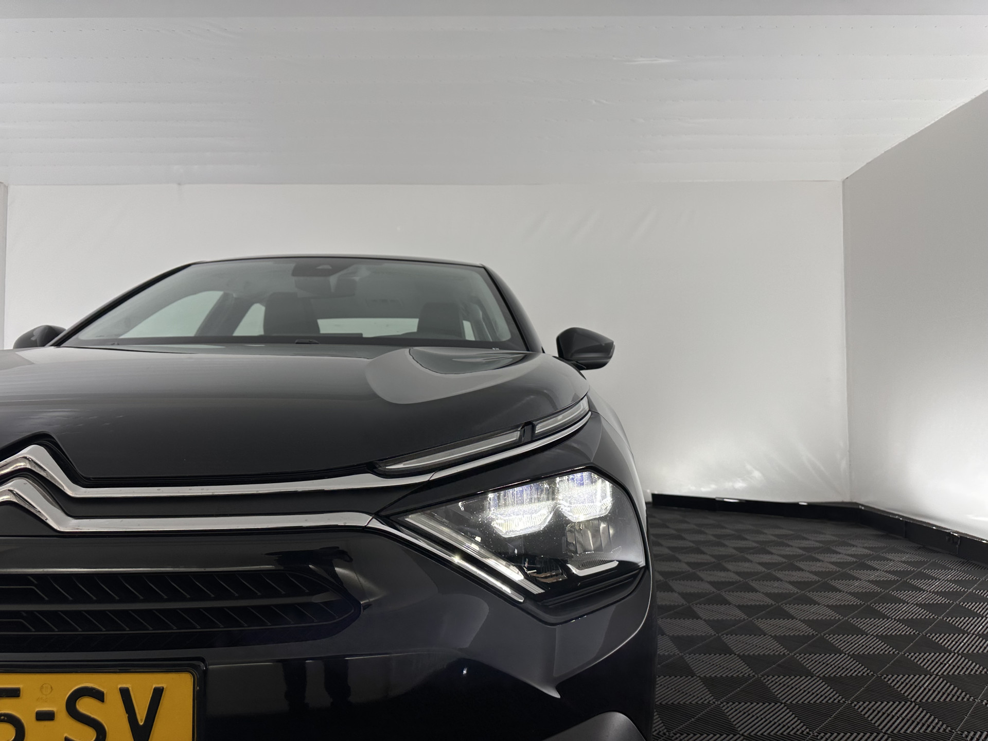 Citroën Ë-C4 X Feel Pack 50 kWh [ 3-Fase ] (INCL.BTW) *FULL-LED | LEATHER-FABRIC | DIGI-COCKPIT | DAB | COMFORT-SEATS | CAMERA | ECC | PDC | CRUISE | 18''ALU*