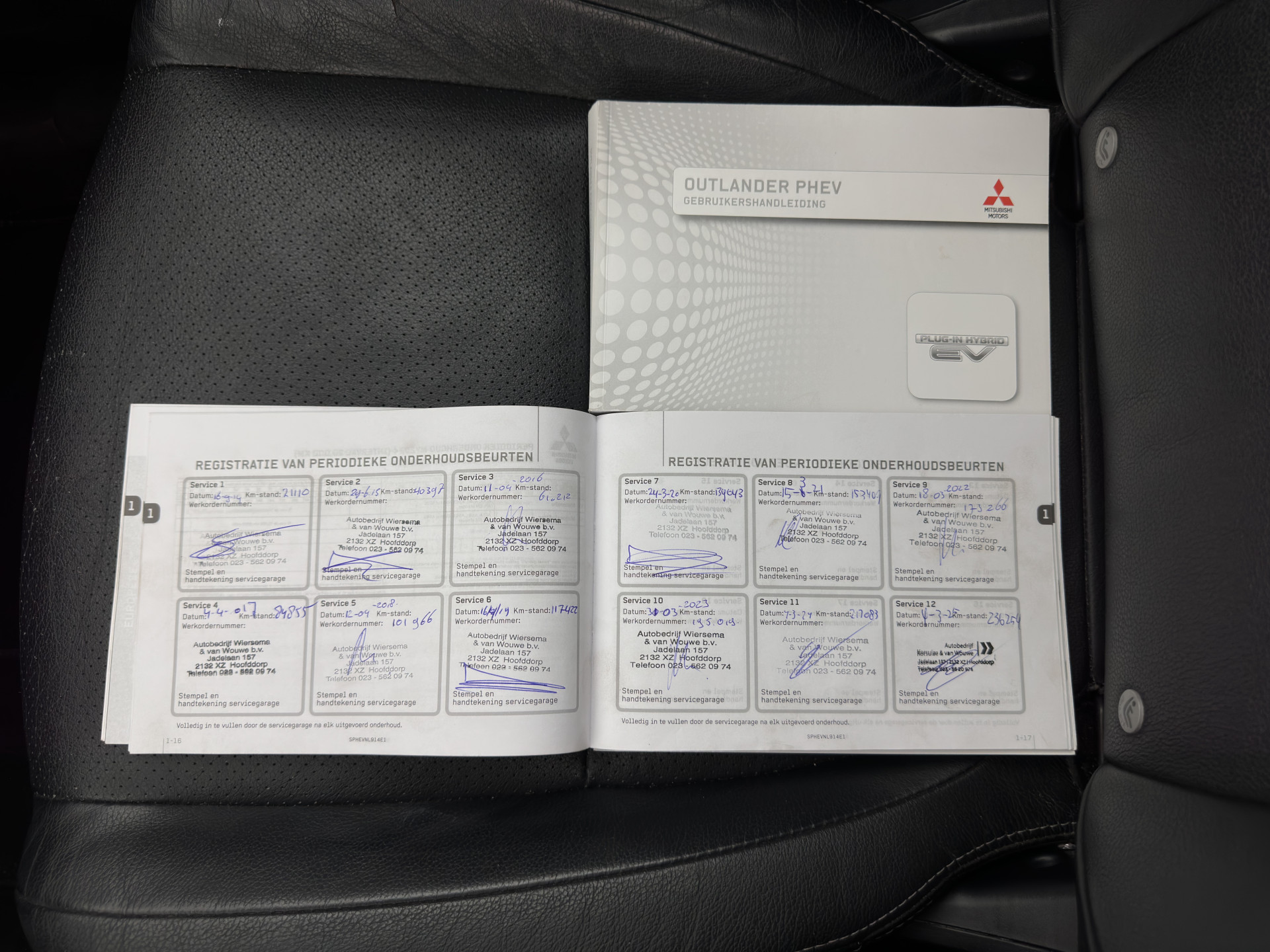 Mitsubishi Outlander 2.0 PHEV Instyle AWD  (Plug-In) (INCL-BTW) Aut *PANO | LEATHER | XENON | NAVI-FULLMAP | KEYLESS | CAMERA | HEATED-COMFORTSEATS | ECC | SHIFT-PADDLES | PDC | CRUISE | PRIVACY-GLASS | DAB | TOWBAR | ROCKFORD-AUDIO |  18"ALU*