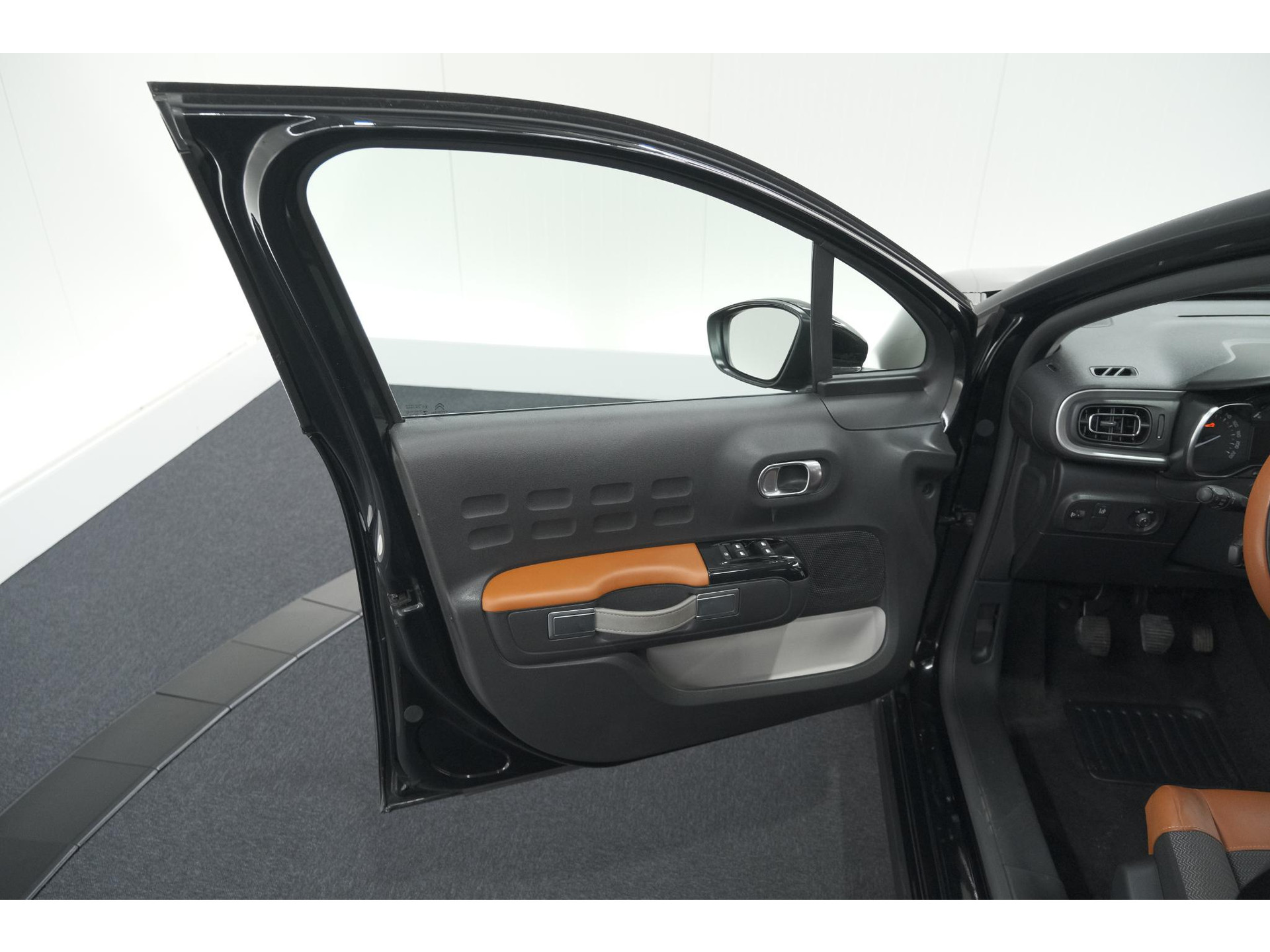 Citroen C3 PureTech 110 S&S Shine | Trekhaak | Parkeersensoren | Navigatie | Apple Carplay