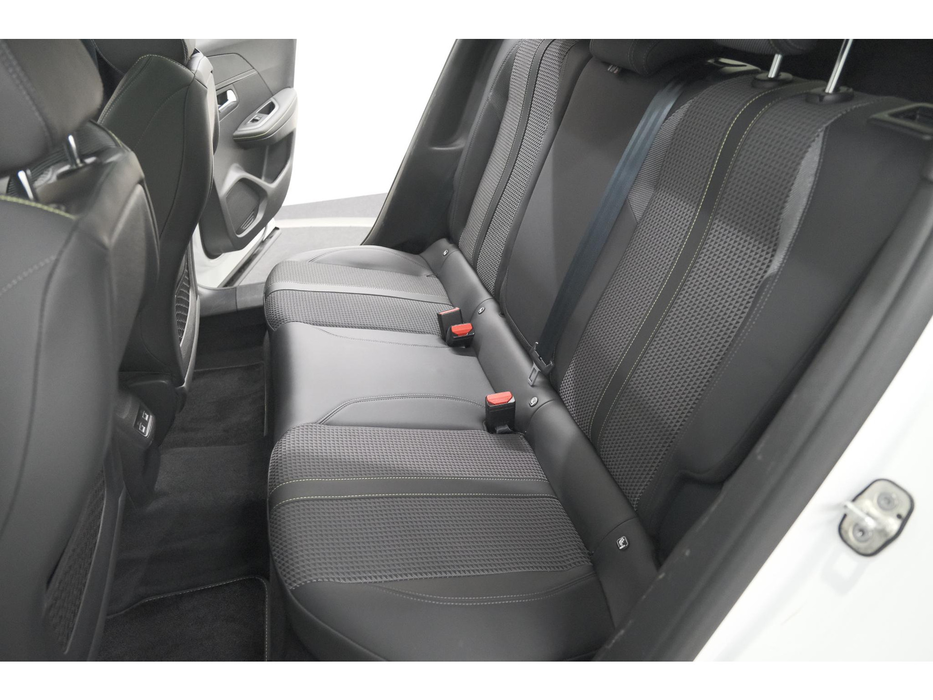 Peugeot 2008 PureTech 130 GT | Elektrisch Panoramadak | Camera | Dodehoekdetectie | Navigatie