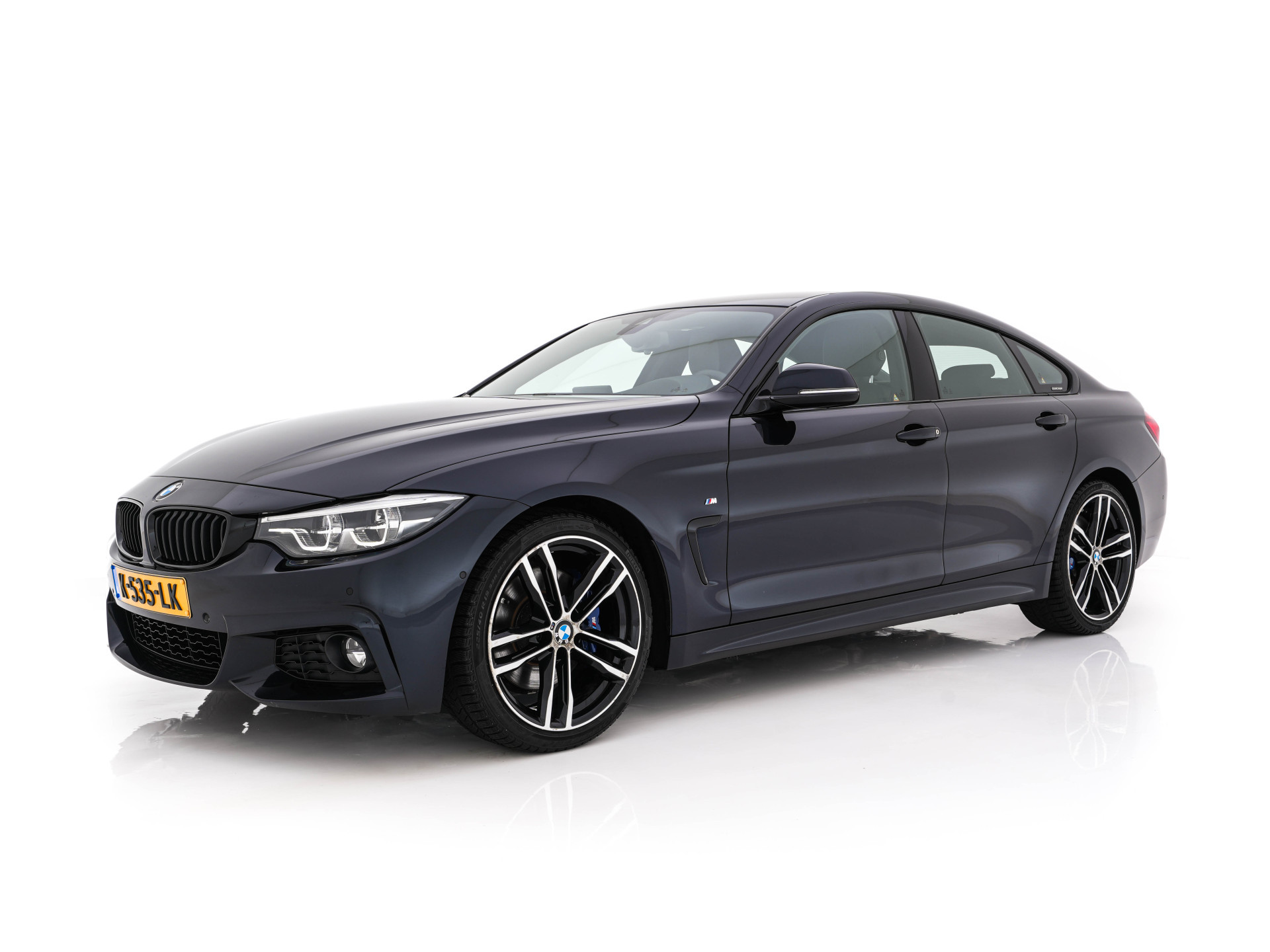 BMW 4-serie Gran Coupé 420i M-Sportpack High Executive Edition (INCL-BTW) Aut. *LEATHER | FULL-LED | DIGI-COCKPIT | HIFI-SOUND | HEATED-SPORTSEATS | DAB+ | CAMERA | SHIFTPADDLES | PRIVACYGLASS | HEAD-UP | TOWBAR | KEYLESS | CARBON-INLAY | 19''ALU*