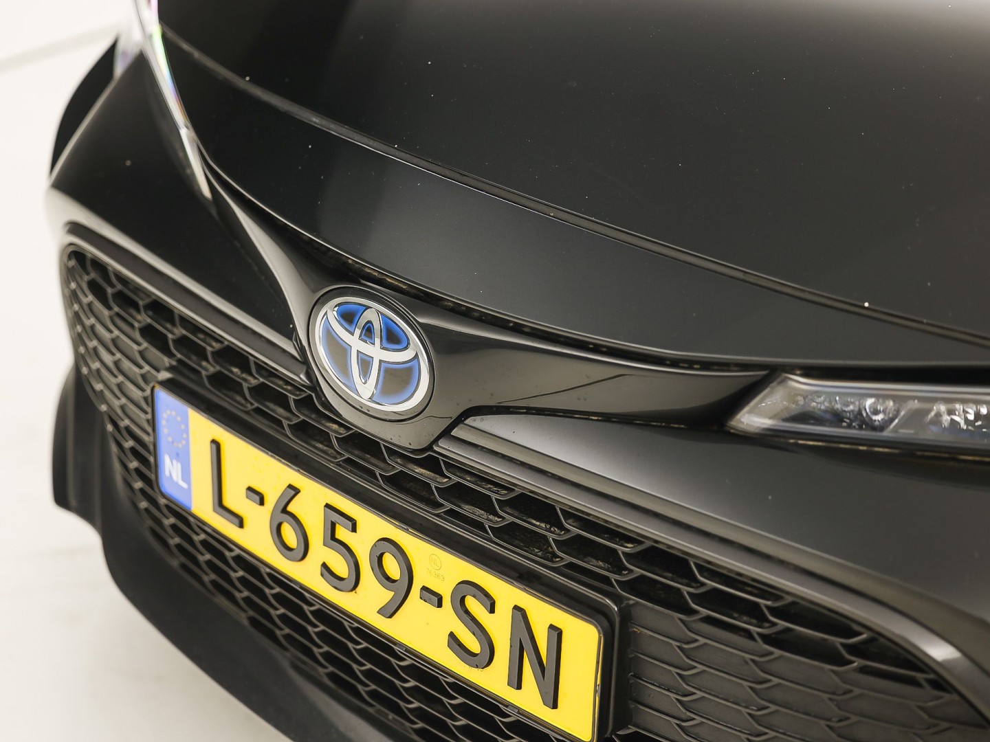 Toyota Corolla 1.8 Hybrid Sport Automaat (VIRTUAL COCKPIT, APPLE CARPLAY, CAMERA, STUUR/STOELVERWARMING, SPORTSTOELEN, ADAPTIVE CRUISE, ZWART HEMEL, NIEUWE APK, NIEUWSTAAT)