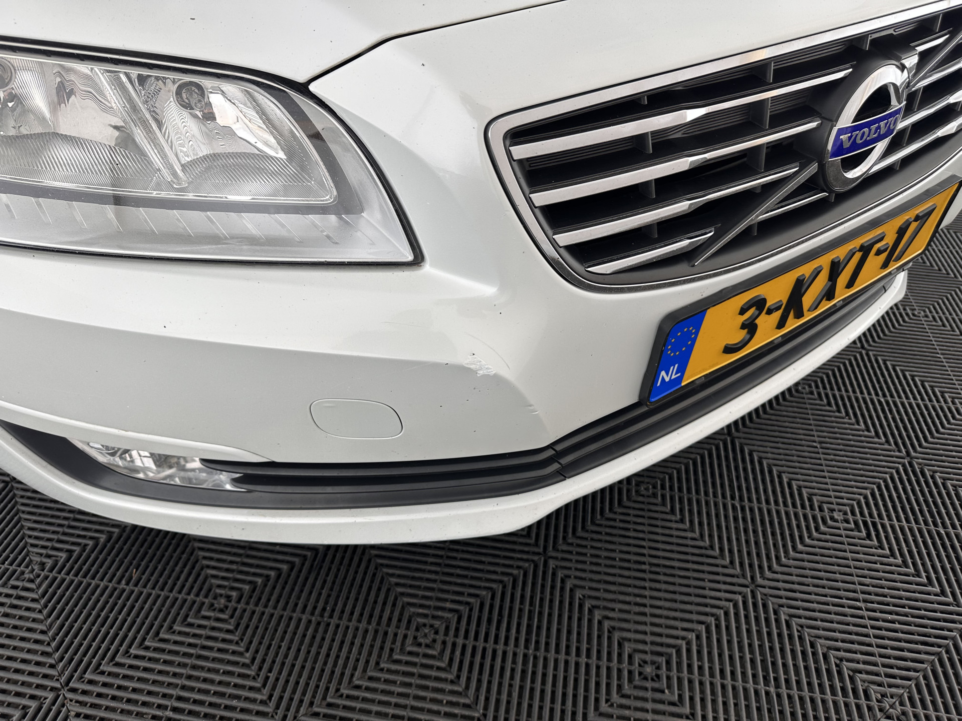 Volvo V70 1.6 D2 Kinetic Sport-Pack Aut. *NAVI-FULLMAP | COMFORT-SEATS | ECC | SIPS | PDC | CRUISE | PRIVACY-GLASS | TOWBAR | 17''ALU*