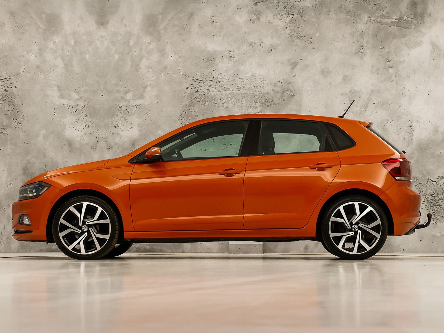 Volkswagen Polo 1.0 TSI Sport Automaat (VIRTUAL COCKPIT, ZWART HEMEL, GROOT NAVI, TREKHAAK, LEDER, SPORTSTOELEN, GETINT GLAS, LM VELGEN, ADAPTIVE CRUISE, NIEUWSTAAT)