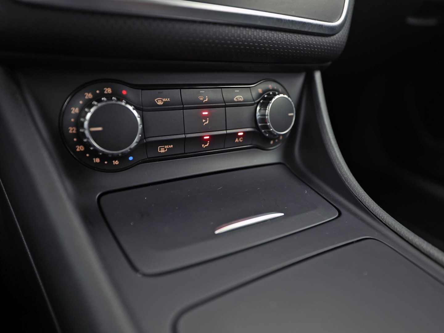 Mercedes-Benz A-Klasse 180 AMG Sport Automaat (NAVIGATIE, LEDER, STOELVERWARMING, SPORTSTOELEN, ZWART HEMEL, PARKEERSENSOREN, TREKHAAK, CRUISE, NIEUWSTAAT)