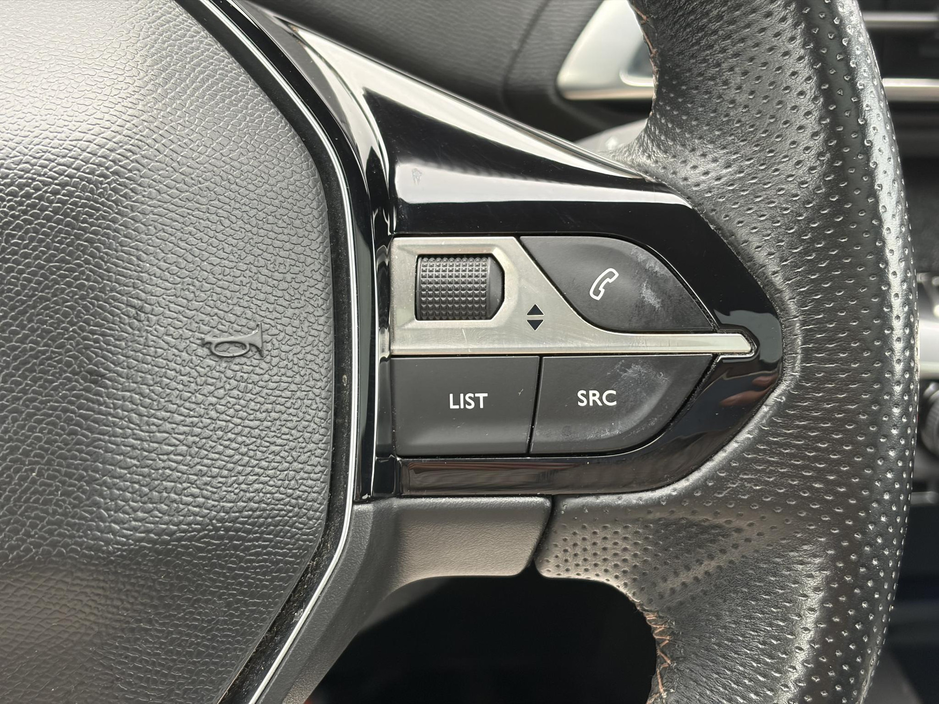 Peugeot 3008 1.2 PureTech GT Line ✓D-riem vv in 2026✓1e Eigenaar✓360 ° Camera✓Pano✓Massage stoel✓Draadloze telefoonlader✓Carplay✓Stoelvw✓Keyless✓Leder✓Navi✓Pdc V+A✓6 Bak✓Dealer Onderhouden✓Rijstrooksensor✓Dodehoeksensor✓19'' Lmv✓N.A.P✓Apk tot 09-2027