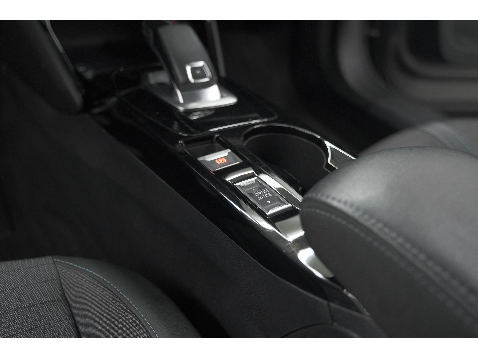 Peugeot 2008 PureTech 130 EAT8 Allure Pack | Stoelverwarming | Adaptieve Cruise Control | Camera