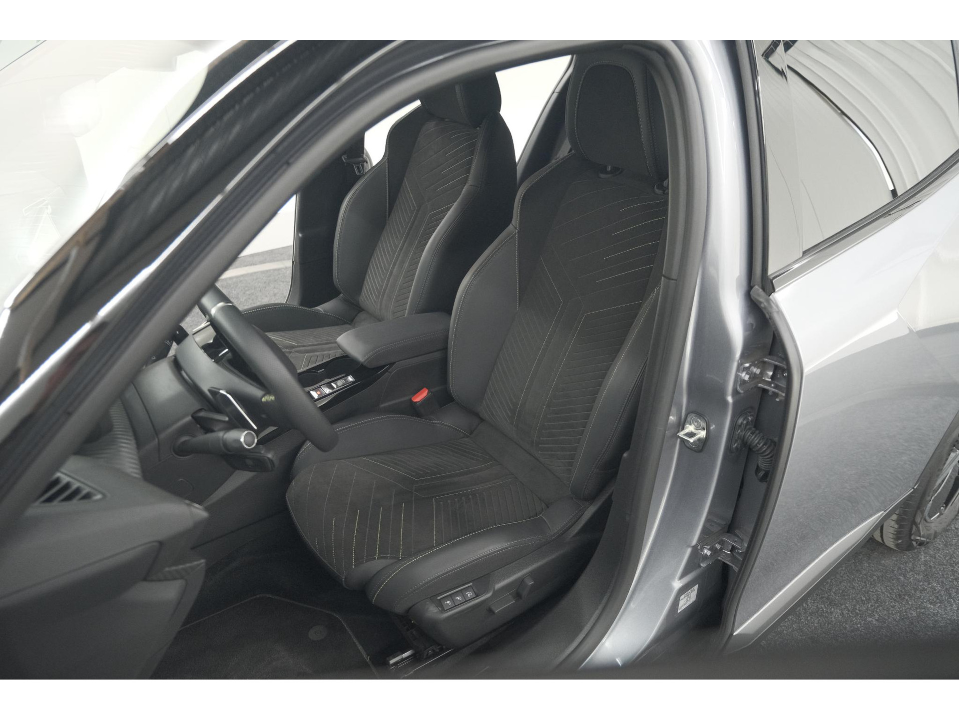 Peugeot 2008 PureTech 130 EAT8 GT | 360 Camera | Stoelmassage | Adaptieve Cruise Control | Dodehoekdetectie