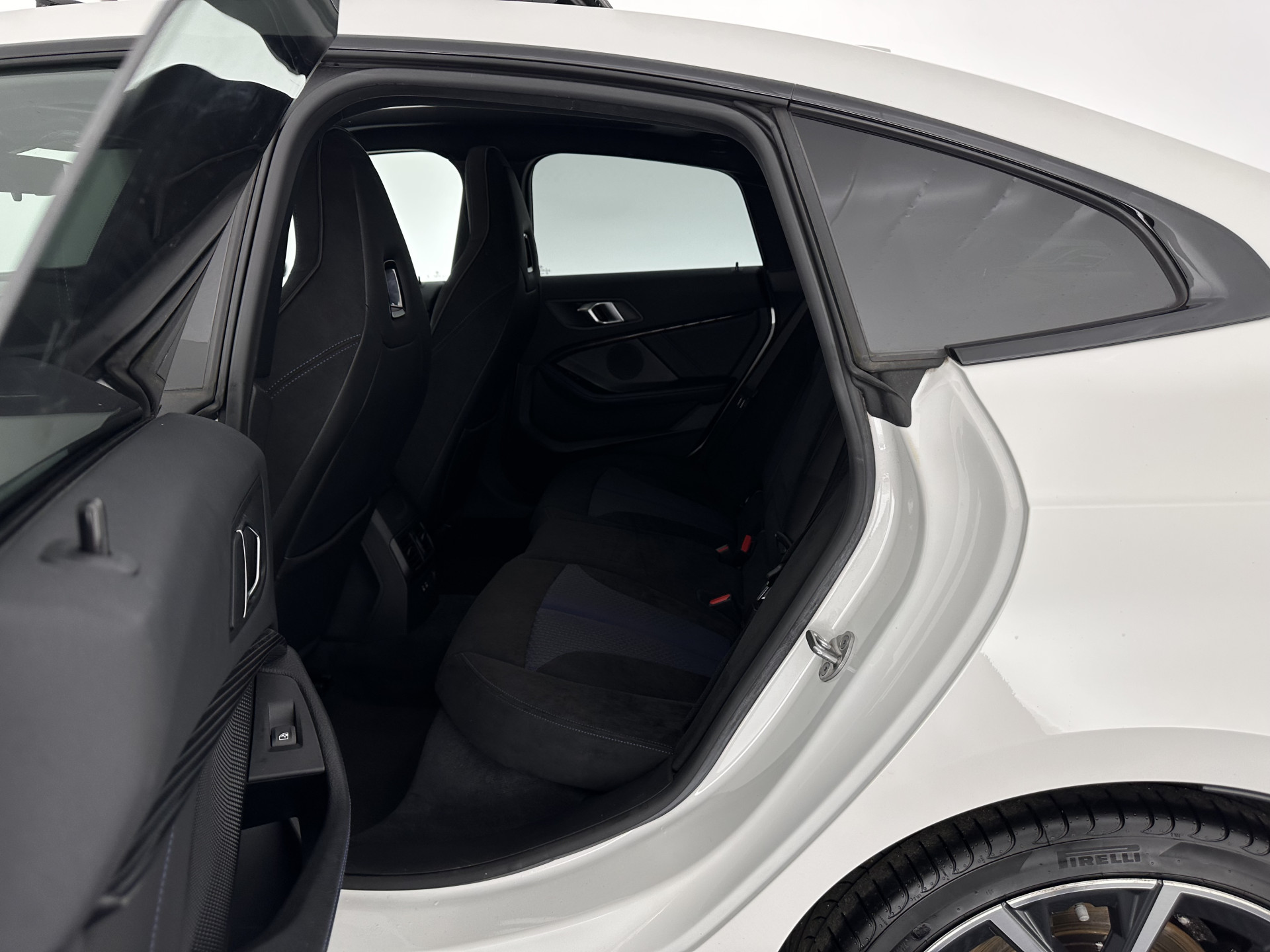 BMW 2-serie Gran Coupé 220i M-Sportpack Business Edition (INCL-BTW) Aut. *PANO | MICROFIBRE-SPORTSEATS | FULL-LED | DIGI-COCKPIT | CAMERA | NAVI-FULLMAP | HIFI-SOUND | DAB+ | ECC | PDC | CRUISE | CARPLAY | KEYLESS | PRIVACYGLASS | 18"ALU*