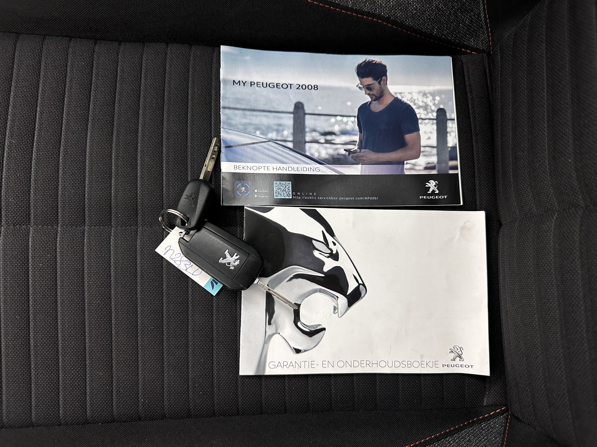 Peugeot 2008 1.2 PureTech Blue Lease Active (INCL-BTW) Aut. *FULL-LED | NAVI-FULLMAP | DIGI-COCKPIT | HEATED-SPORTSEATS | CAMERA | SHIFTPADDLES | ECC | PDC | CRUISE | CARPLAY  | TOWBAR | 16"ALU*